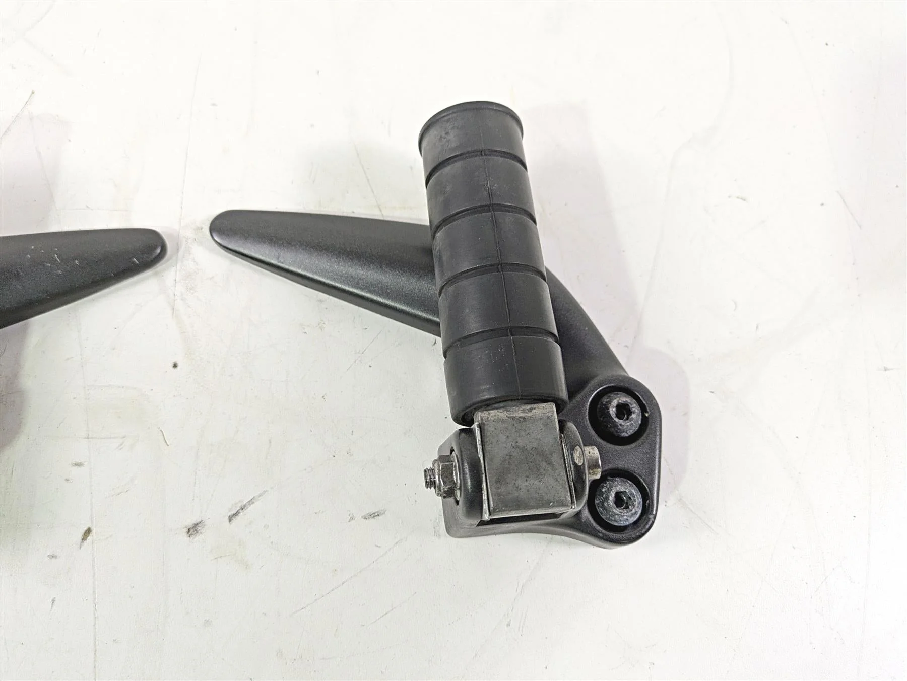 2008 Yamaha XVS1300 V-Star Tourer Rear Passenger Footpeg Set 3D8-27430-00-00 - Image 5
