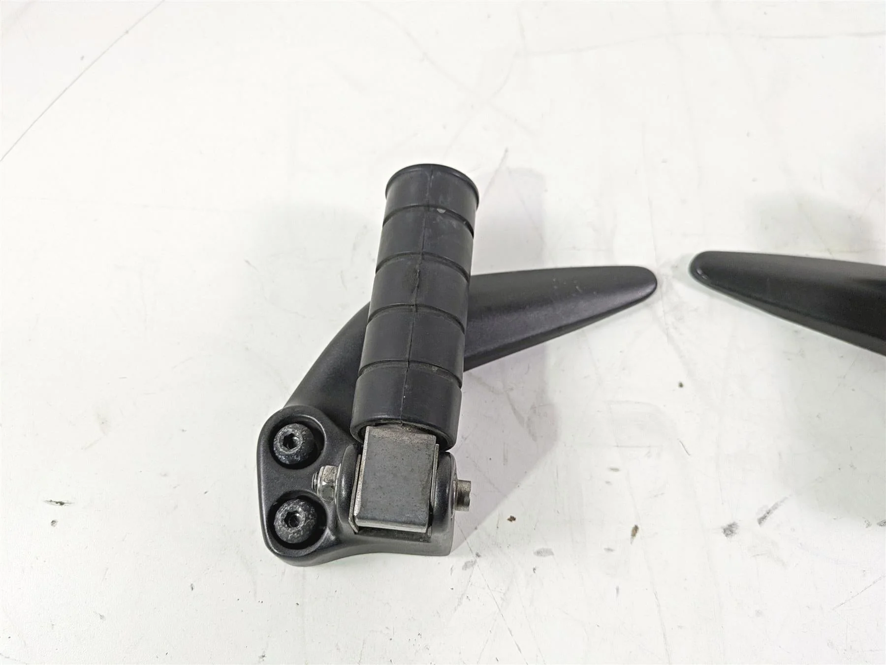 2008 Yamaha XVS1300 V-Star Tourer Rear Passenger Footpeg Set 3D8-27430-00-00 - Image 6