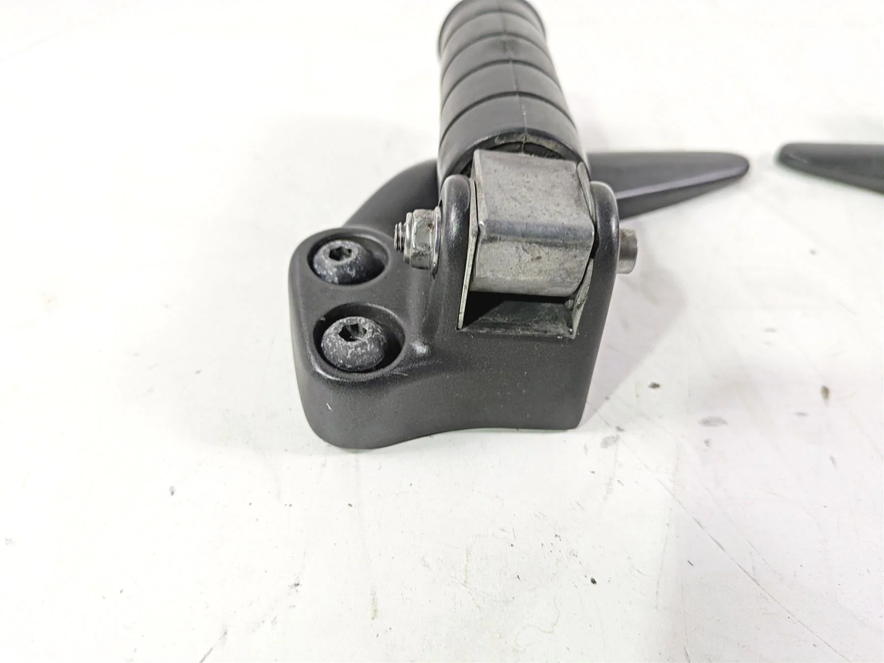 2008 Yamaha XVS1300 V-Star Tourer Rear Passenger Footpeg Set 3D8-27430-00-00 - Image 7