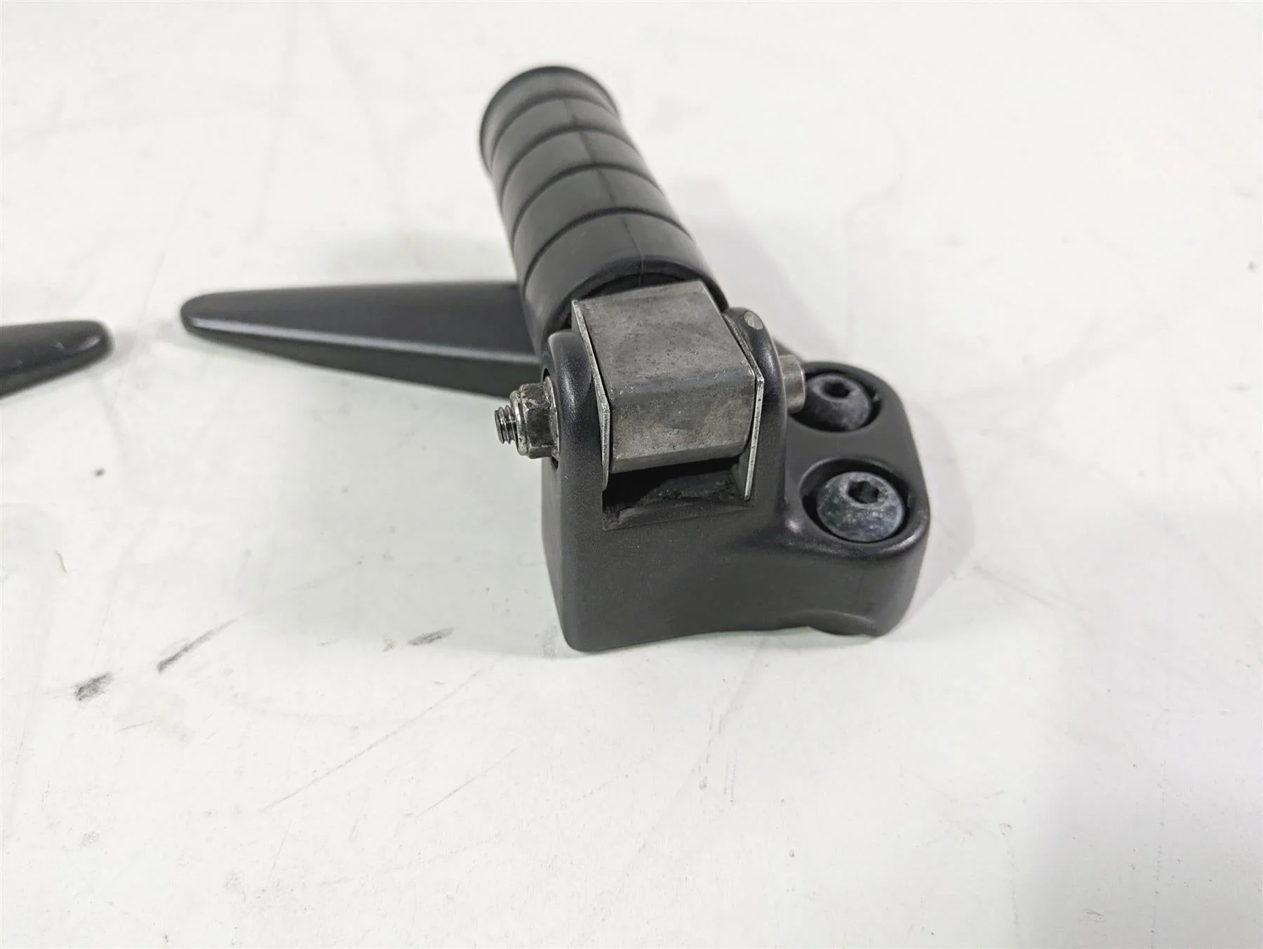 2008 Yamaha XVS1300 V-Star Tourer Rear Passenger Footpeg Set 3D8-27430-00-00 - Image 8