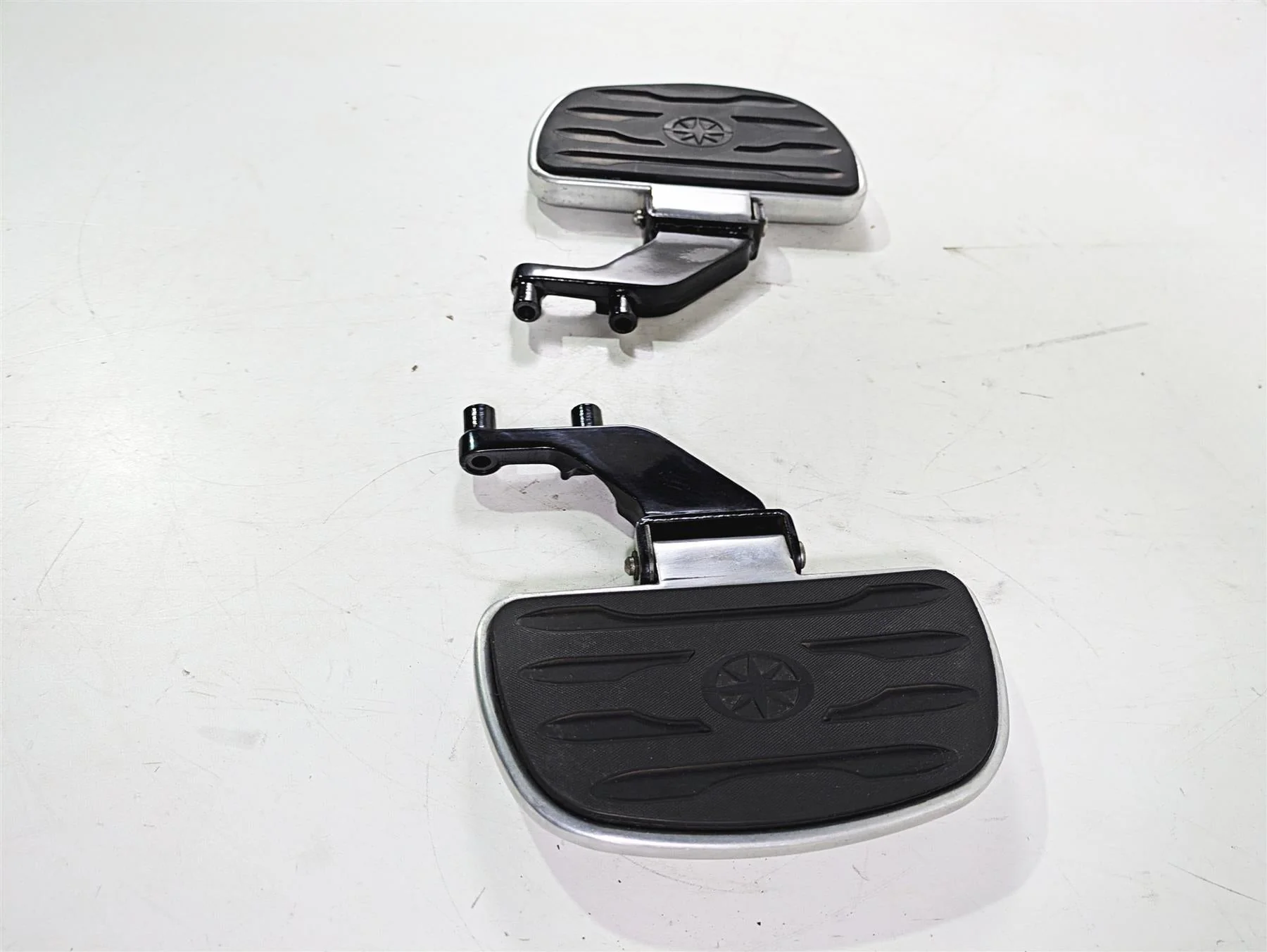 2008 Yamaha XVZ1300 Royal Star Rear Passenger Floorboard Set 4XY-27440-00-00 - Image 3