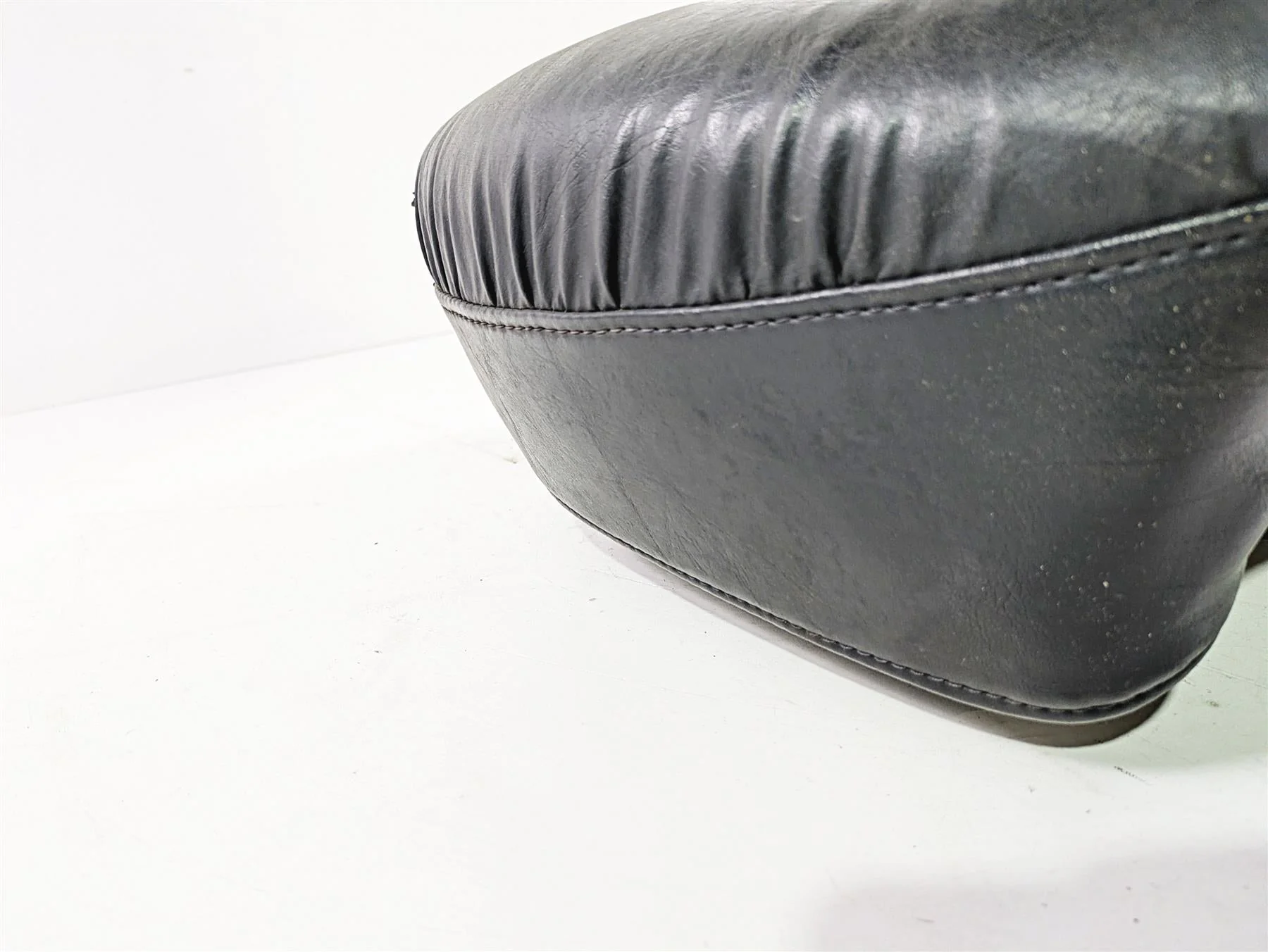 2008 Yamaha XVZ1300 Royal Star Rear Passenger Seat Saddle 4XY-24750-10-00 - Image 5