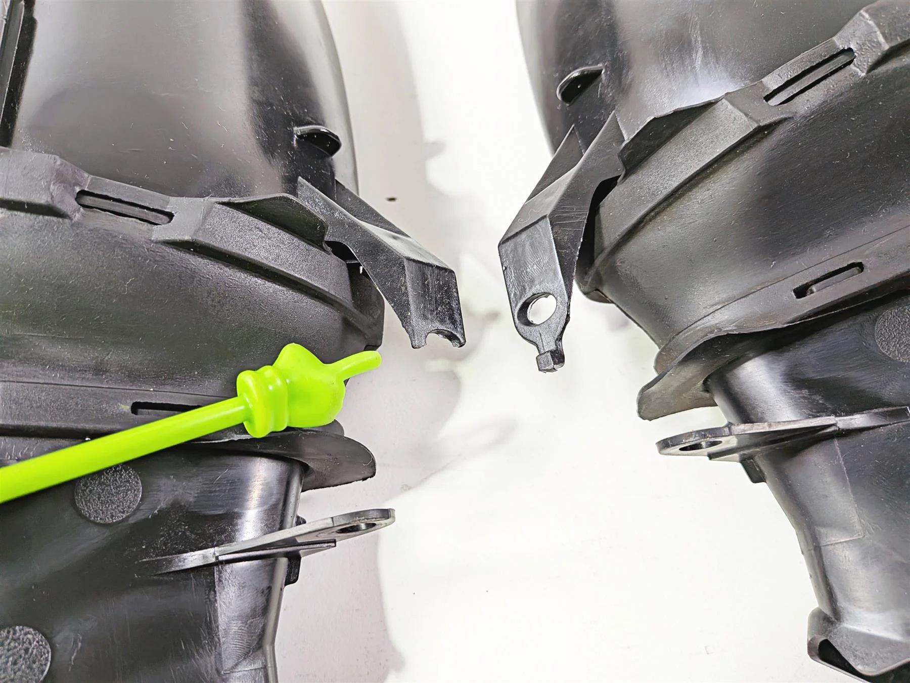 2008 Yamaha YZF R1 RN19 Air Intake Duct Set & Covers 4C8-2838R-00 4C8-2838N-00 - Image 9