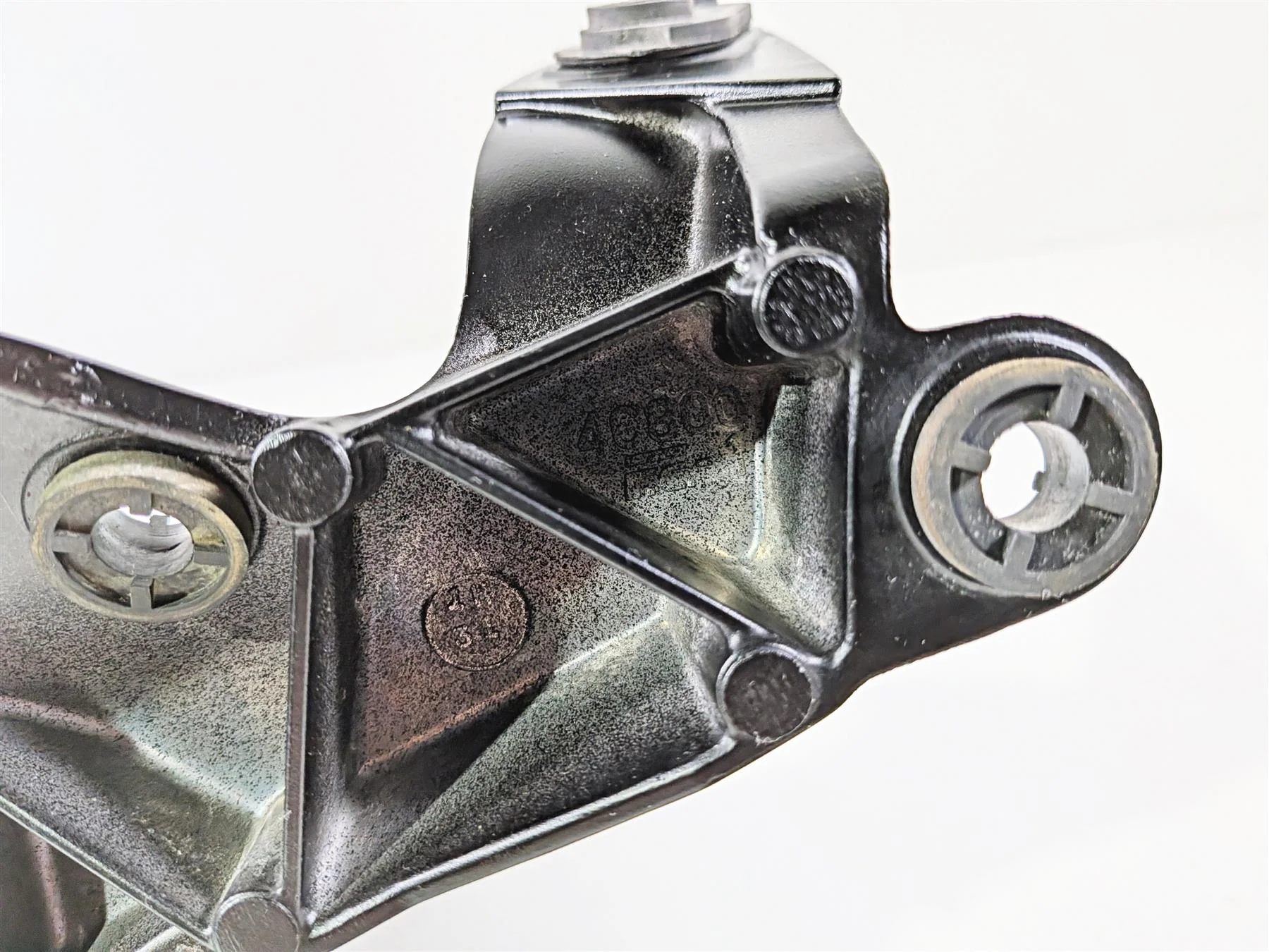 2008 Yamaha YZF R1 RN19 Front Stay Holder Carrier 4C8-28356-00-00 - Image 3