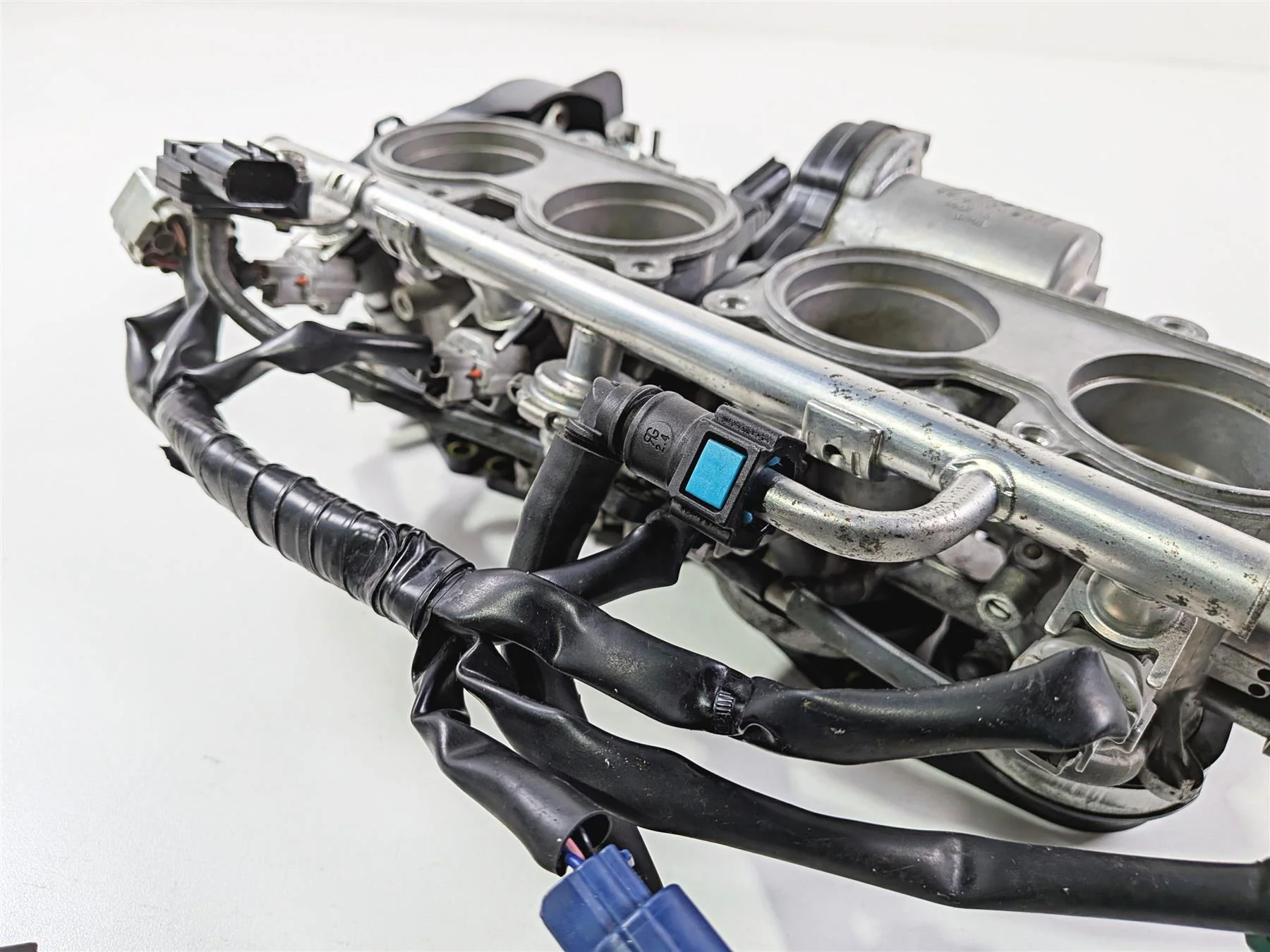 2008 Yamaha YZF R1 RN19 Mikuni Throttle Body Injectors & Wiring 4C8-13750-20-00 - Image 6
