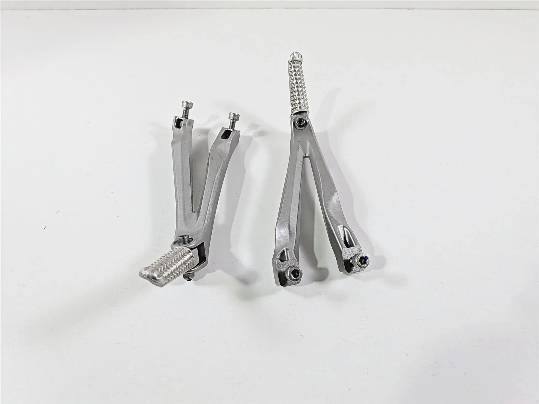 2008 Yamaha YZF R1 RN19 Oem Passenger Foot Peg Rest Set 5VY-2741L-00-00 - Image 10