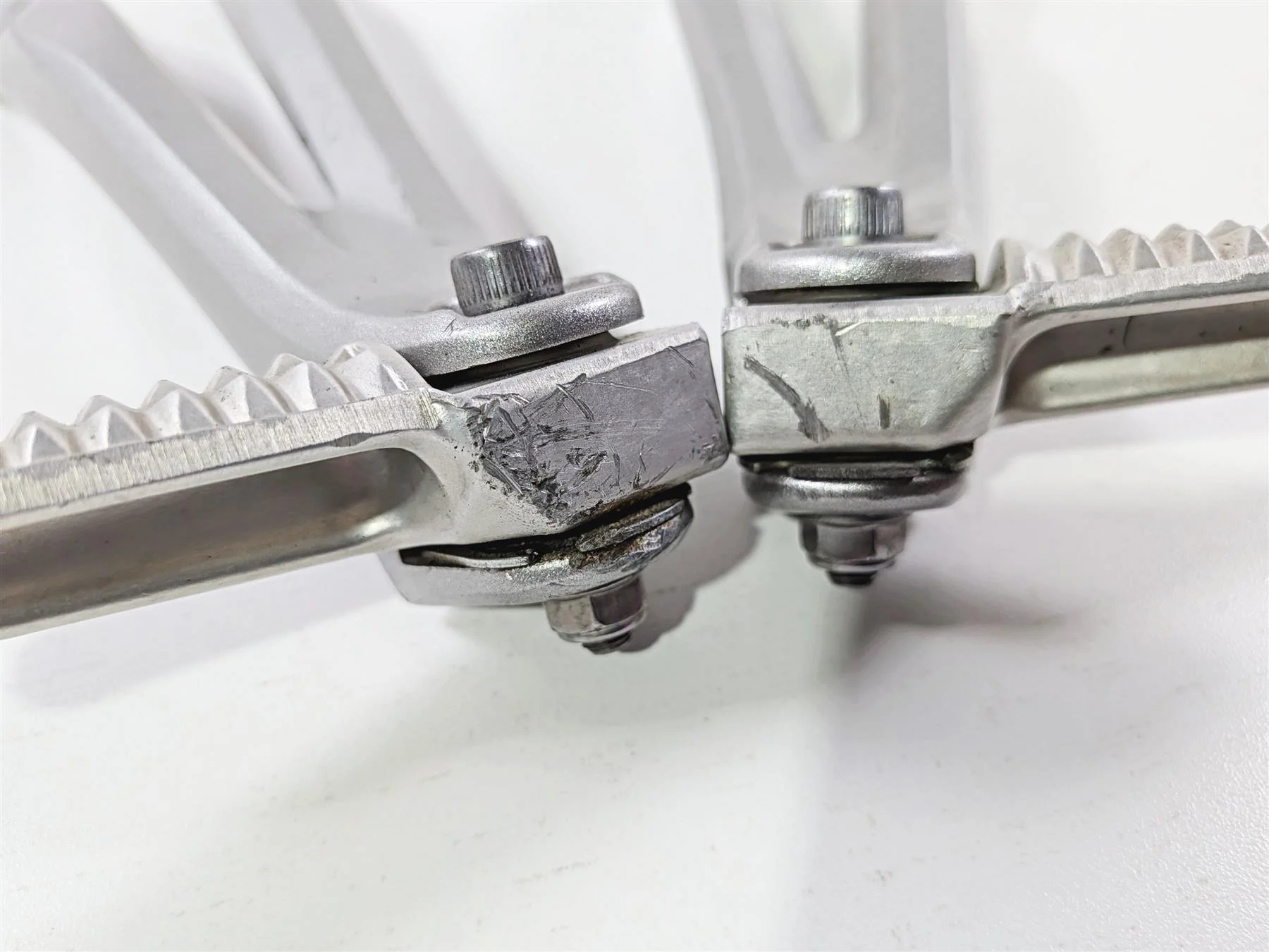 2008 Yamaha YZF R1 RN19 Oem Passenger Foot Peg Rest Set 5VY-2741L-00-00 - Image 3