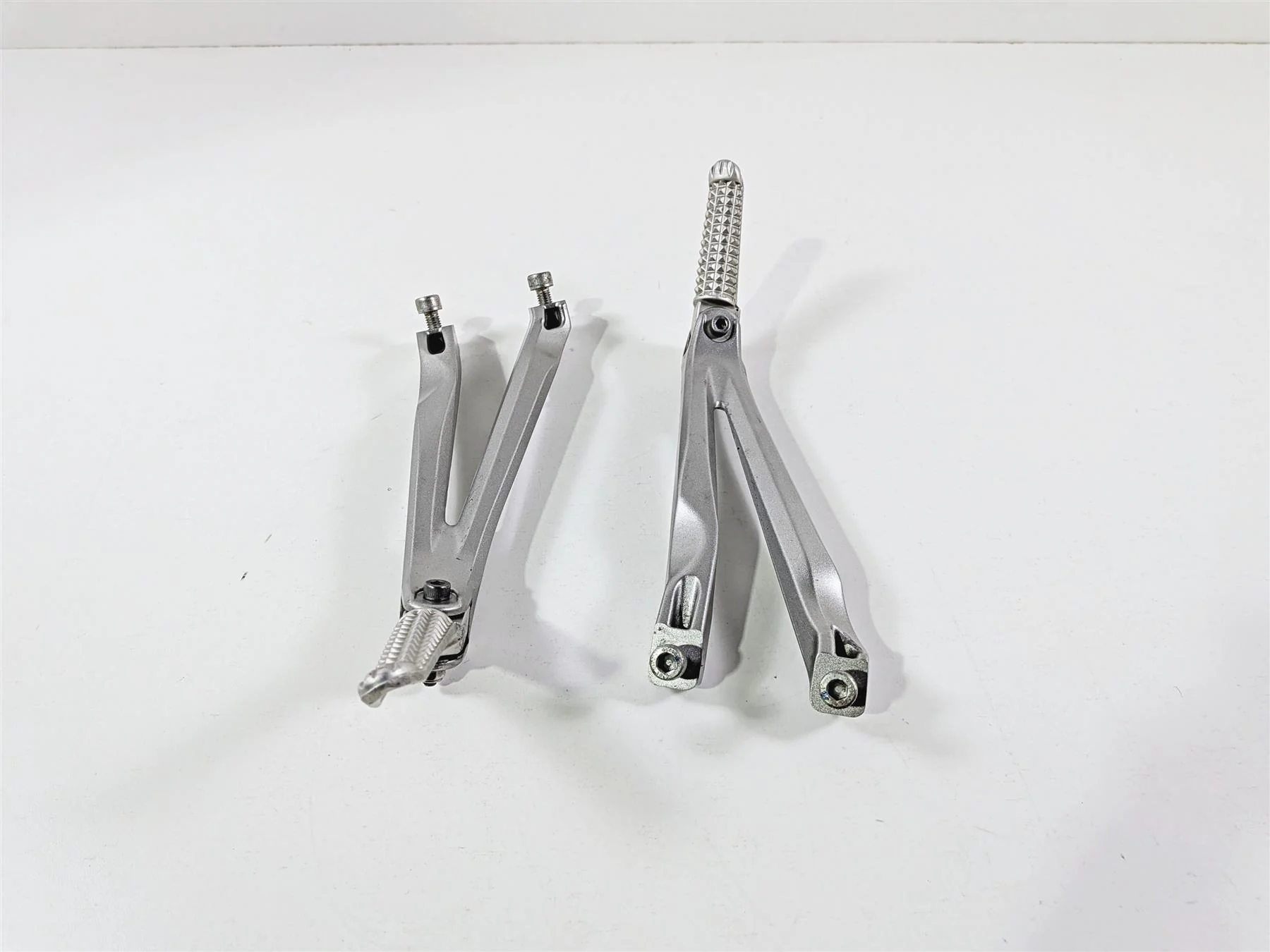 2008 Yamaha YZF R1 RN19 Oem Passenger Foot Peg Rest Set 5VY-2741L-00-00 - Image 8