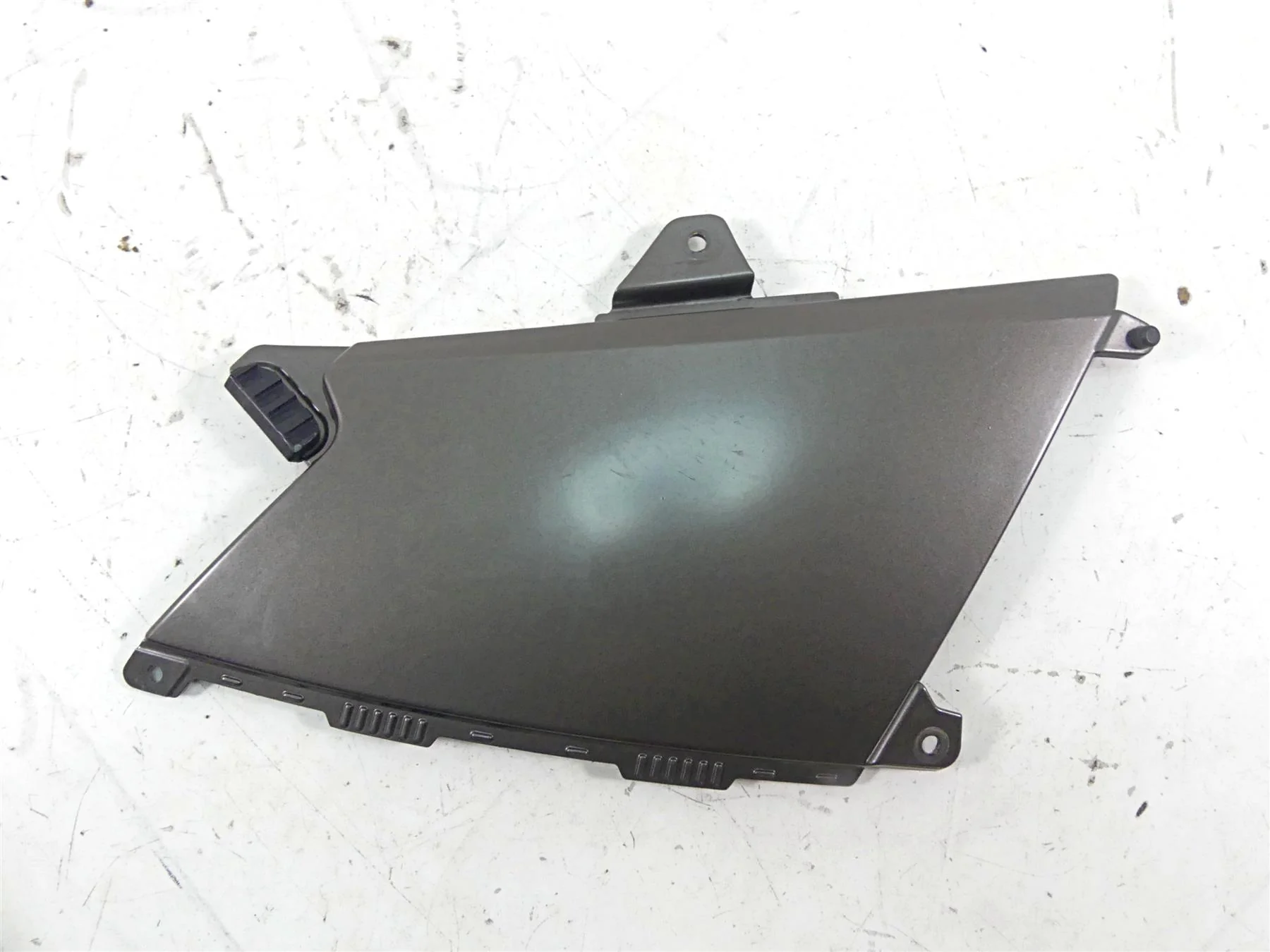 2009 BMW R1200 GS K25 Left Between Leg Side Cover Fairing 46637693433 - Image 5