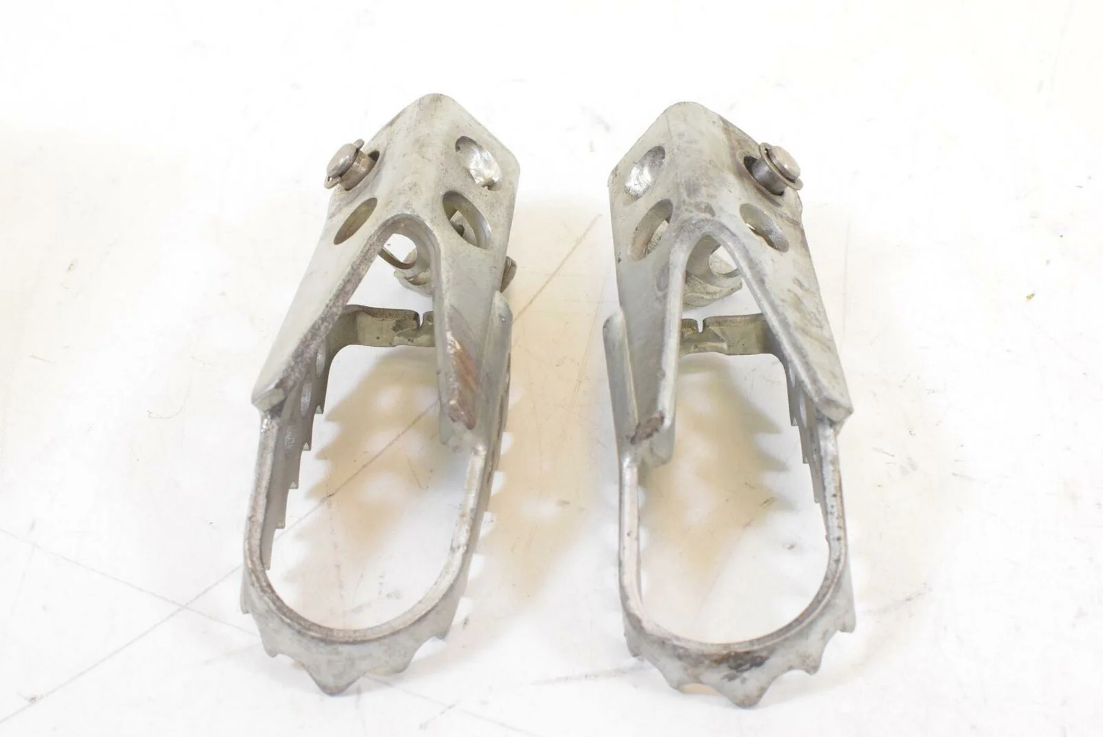 2009 BMW R1200 GS K255 Adv Front Rider Driver Footpeg Set 46717694557 - Image 5