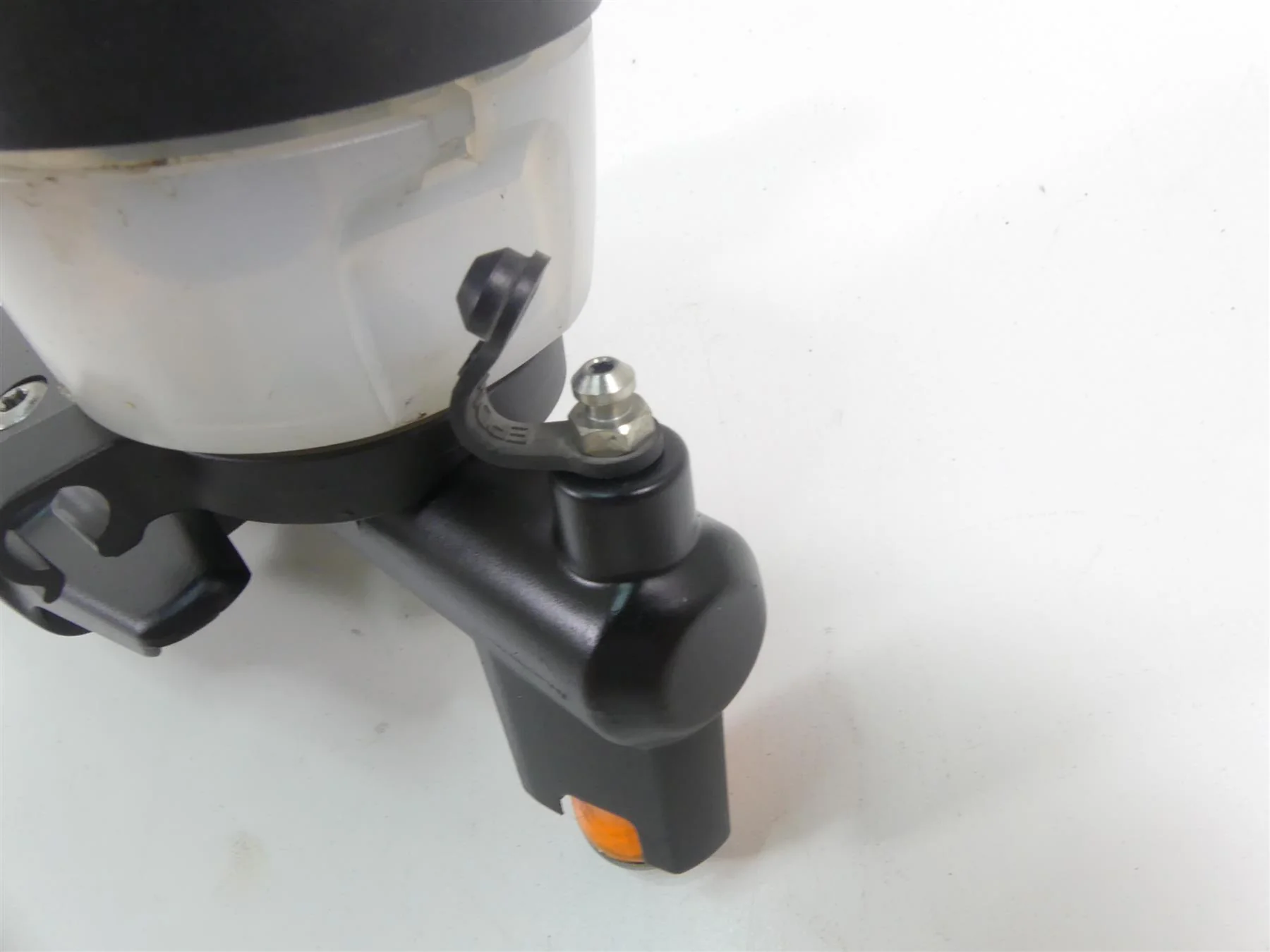2009 BMW R1200GS K25 Front Brake Master Cylinder + Lever 32727727025 - Image 6