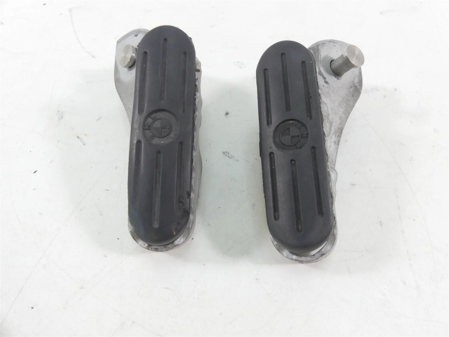 2009 BMW R1200GS K25 Front Rider Driver Footpeg Foot Peg Rest Set 46717694557 - Image 3