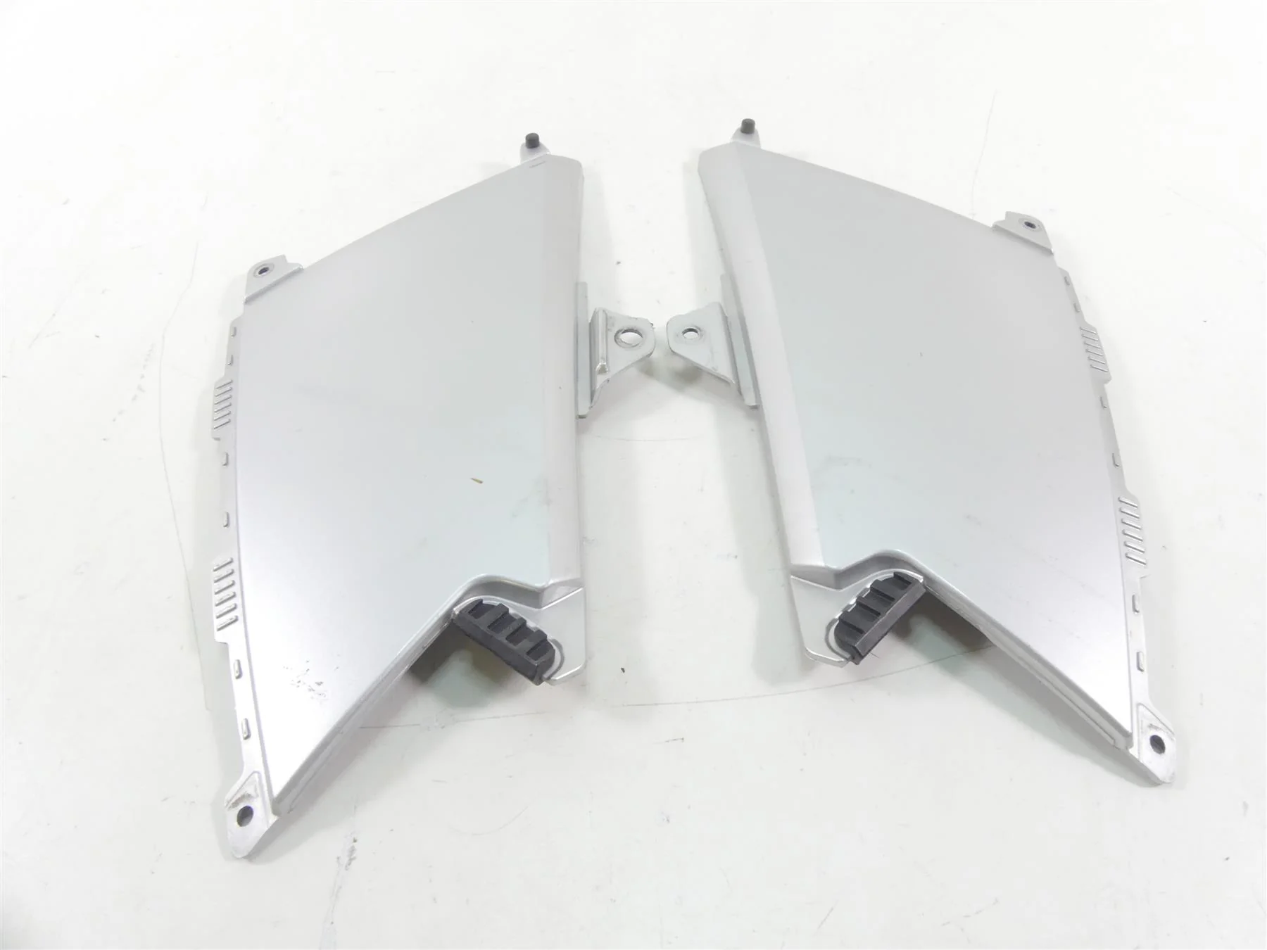 2009 BMW R1200GS K25 Left Right Between Leg Side Cover Fairing Set 46637693433 - Image 2