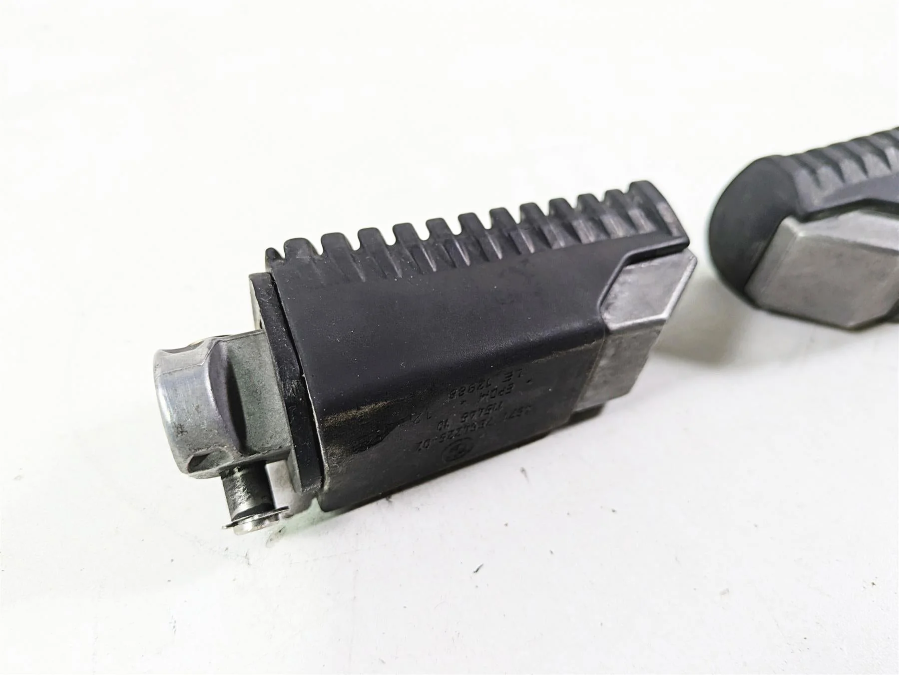 2009 BMW R1200GS K255 Adv Rear Passenger Foot Peg Set 46712310403 46712310404 - Image 10