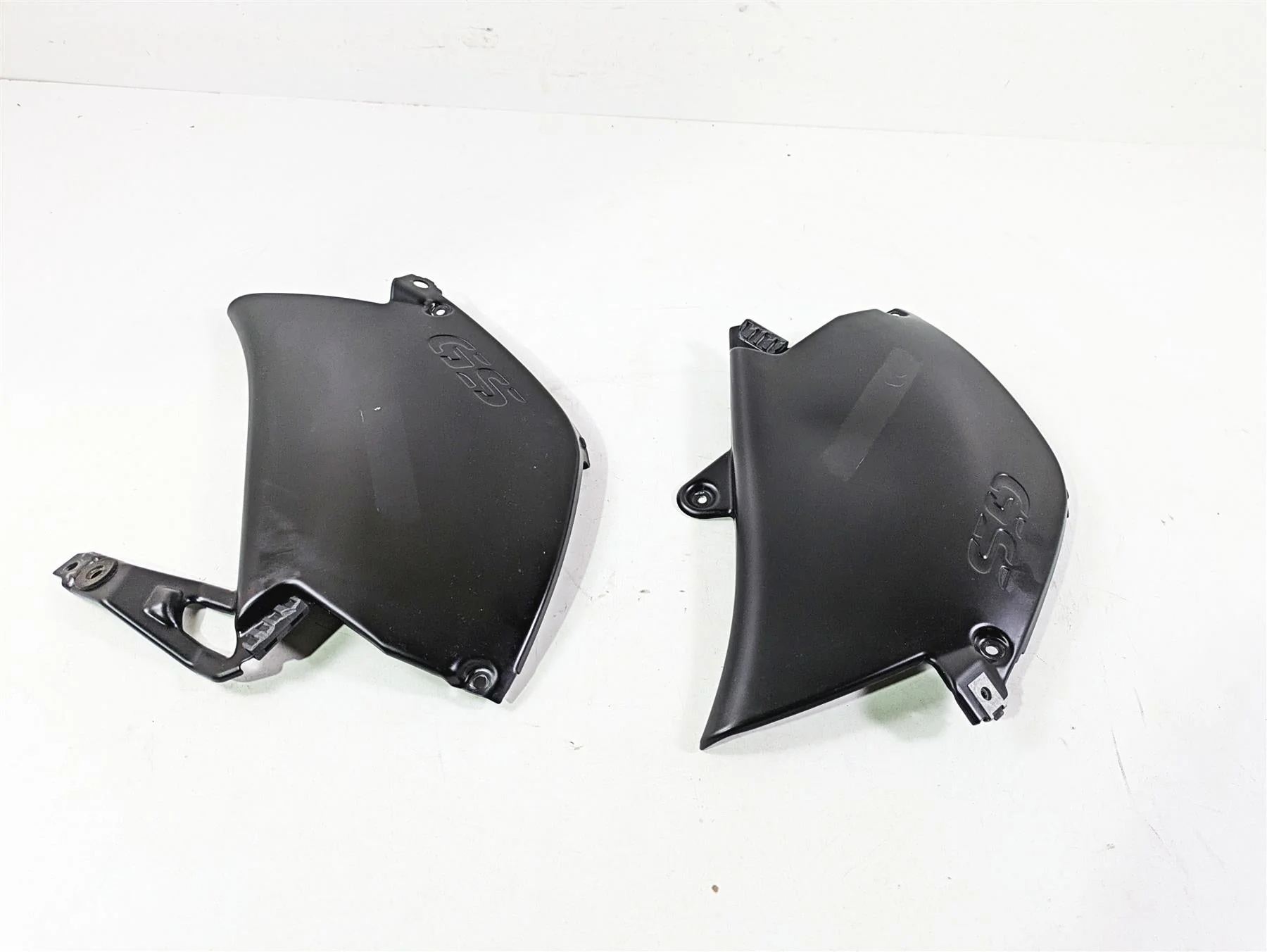 2009 BMW R1200GS K255 Adv Tank Trim Between Leg Side Cover Set -Read 46637698234 - Image 11