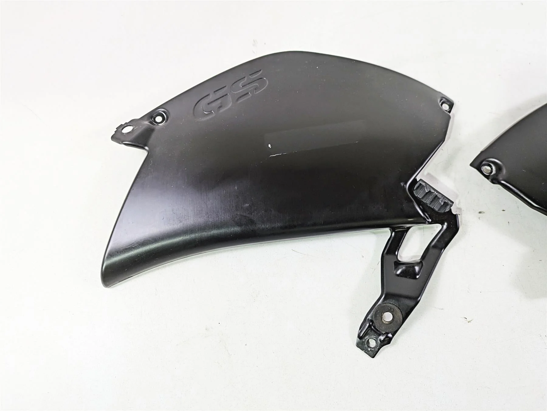 2009 BMW R1200GS K255 Adv Tank Trim Between Leg Side Cover Set -Read 46637698234 - Image 5