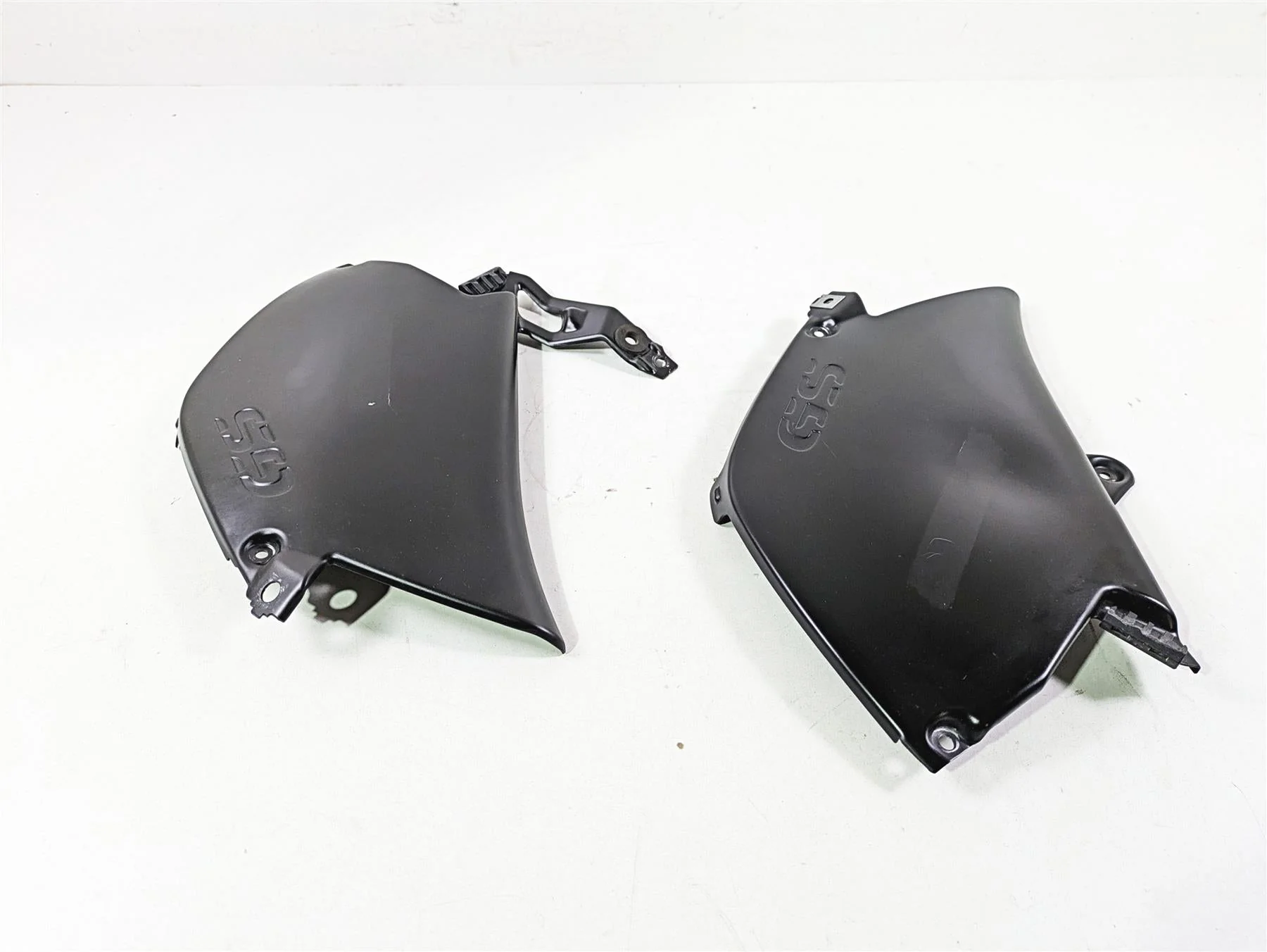 2009 BMW R1200GS K255 Adv Tank Trim Between Leg Side Cover Set -Read 46637698234 - Image 7