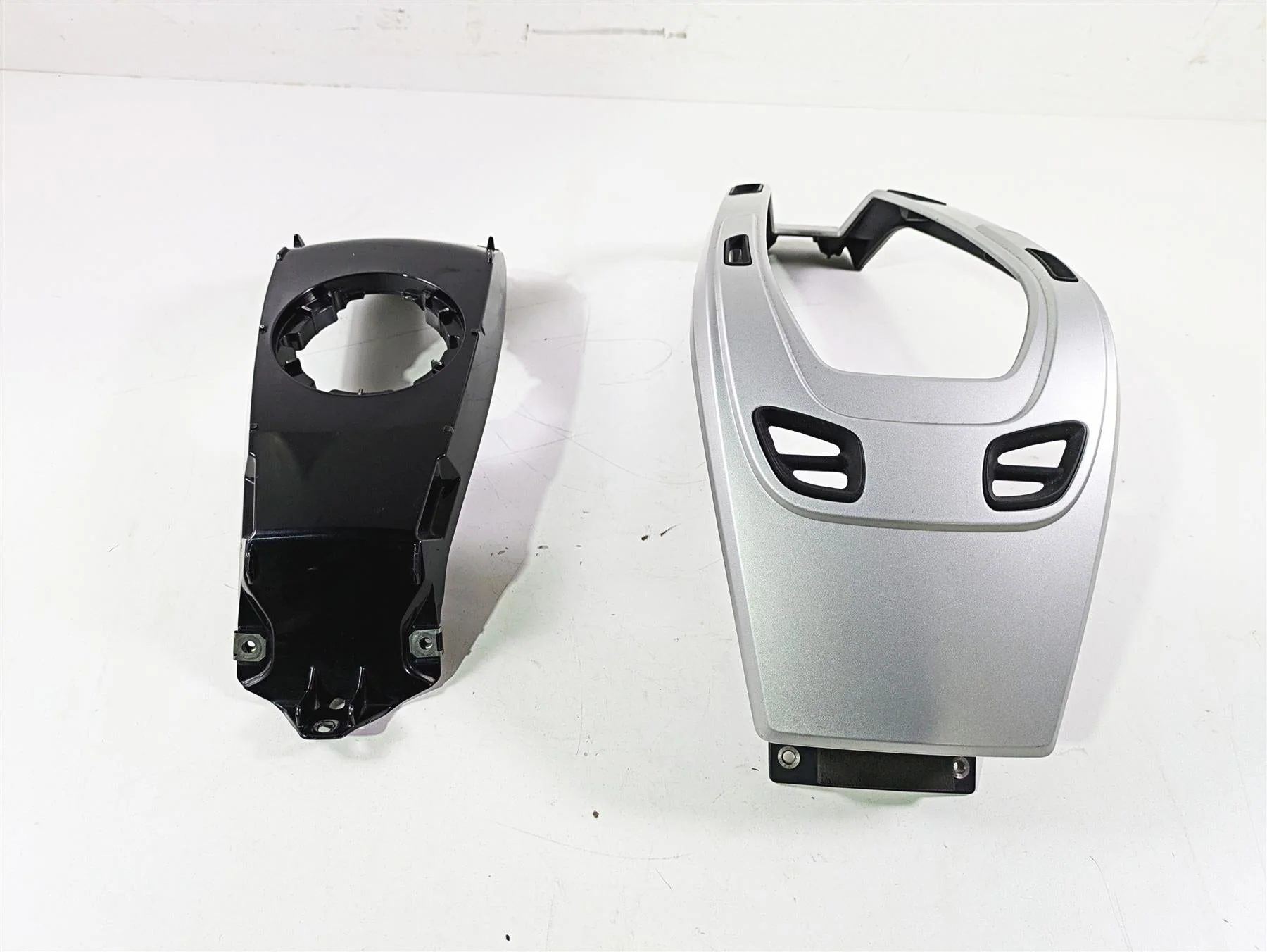 2009 BMW R1200RT K26 Center Tank Cover & Luggage Rack 46637682974 - Image 2