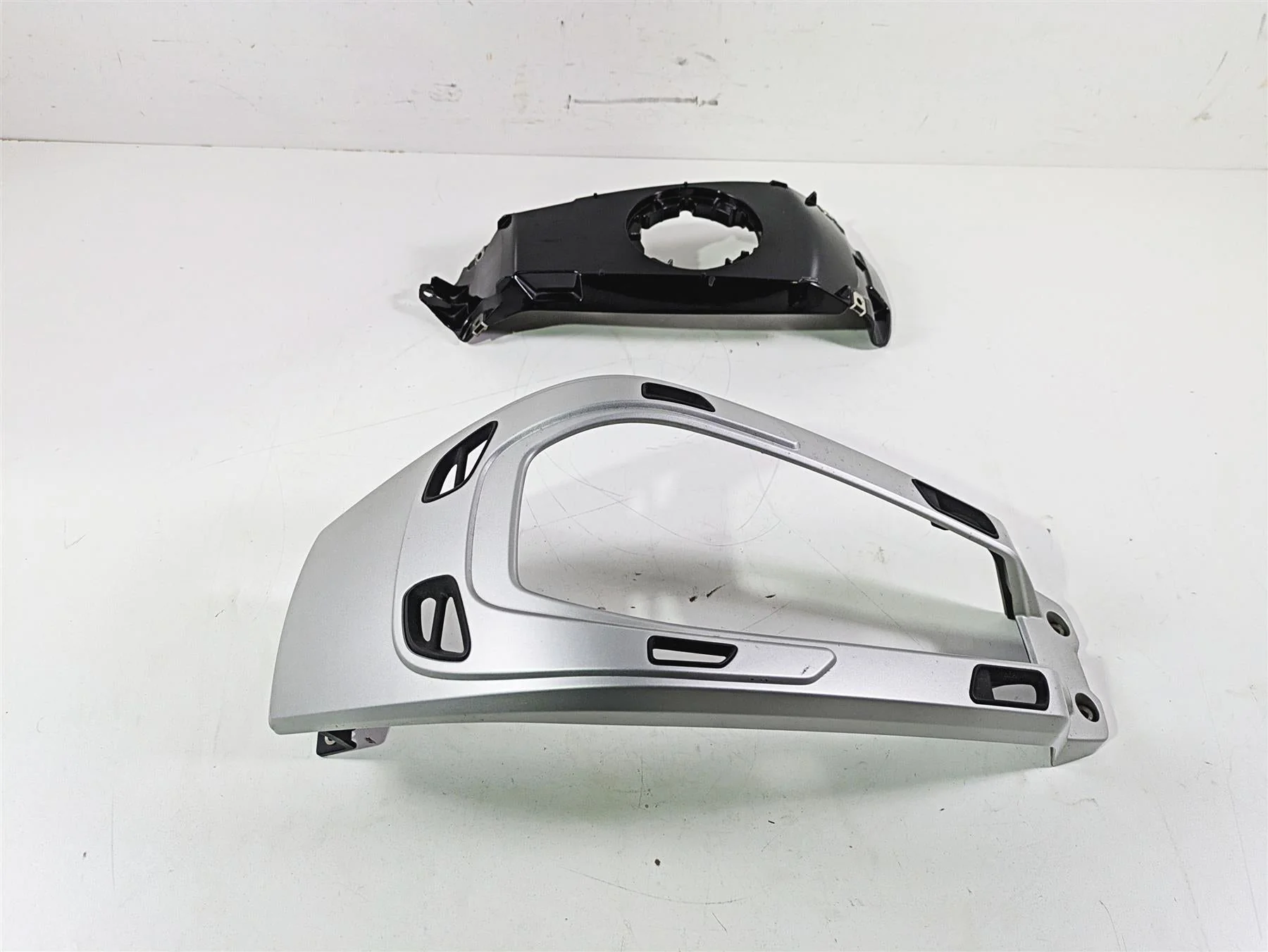 2009 BMW R1200RT K26 Center Tank Cover & Luggage Rack 46637682974 - Image 3