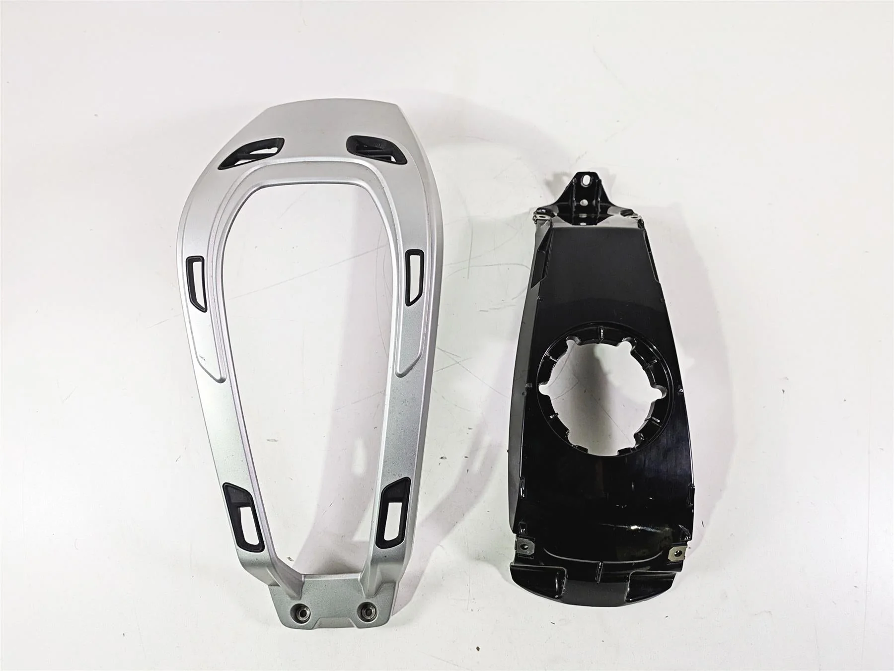 2009 BMW R1200RT K26 Center Tank Cover & Luggage Rack 46637682974 - Image 4