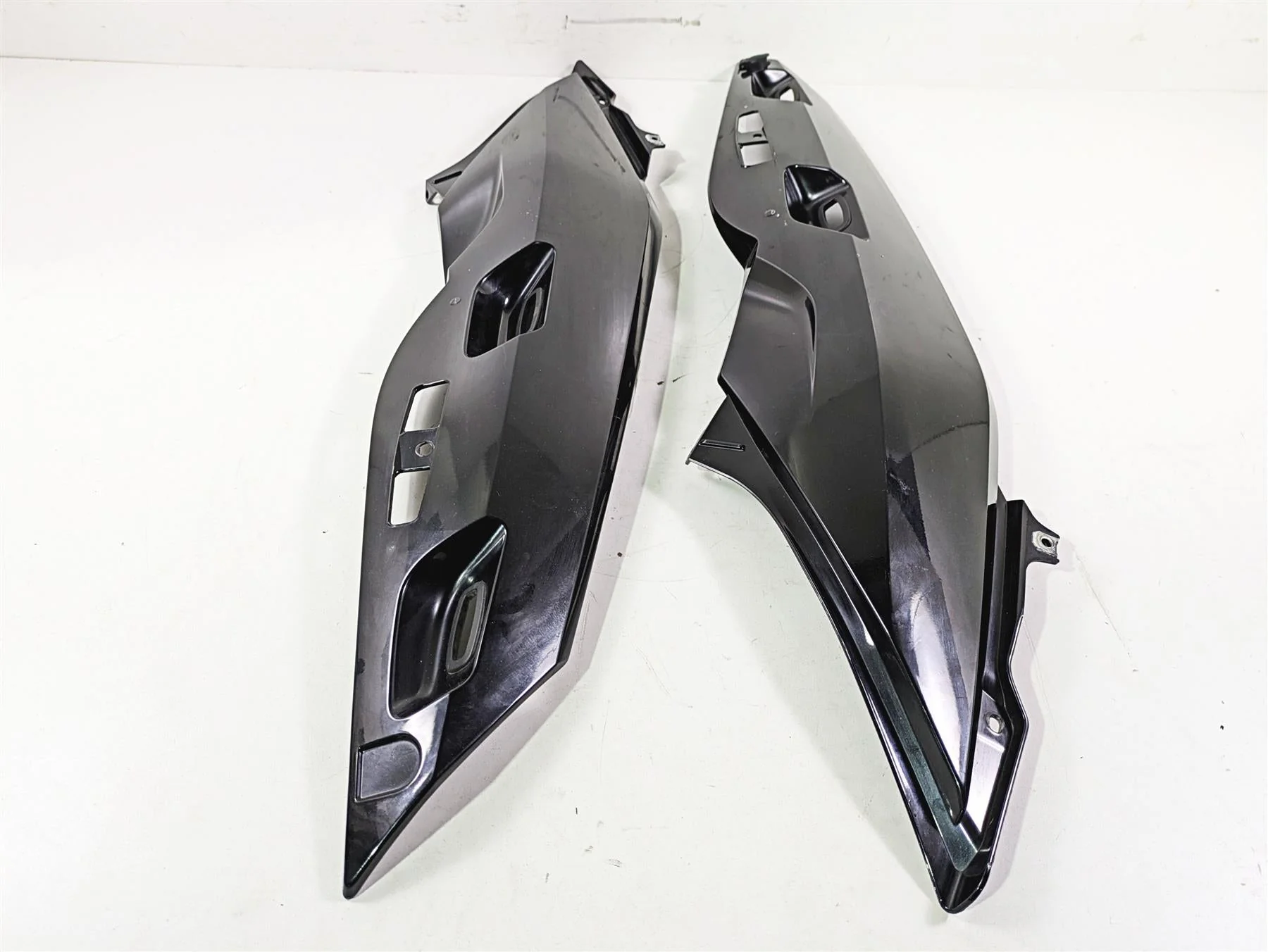 2009 BMW R1200RT K26 Tail Fairing Cover Cowl Set 46637681571 46637681572 - Image 12
