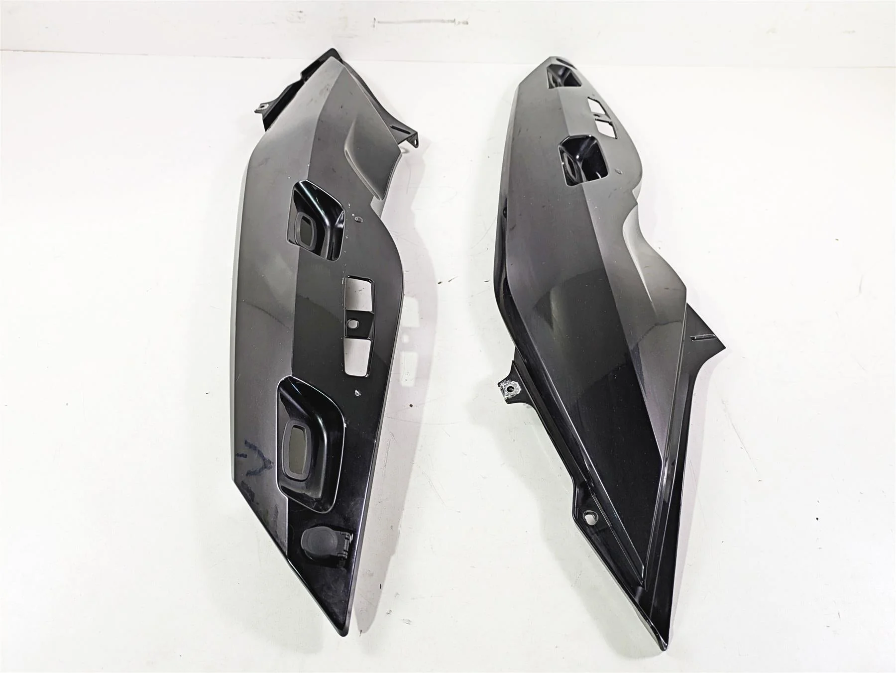 2009 BMW R1200RT K26 Tail Fairing Cover Cowl Set 46637681571 46637681572 - Image 2