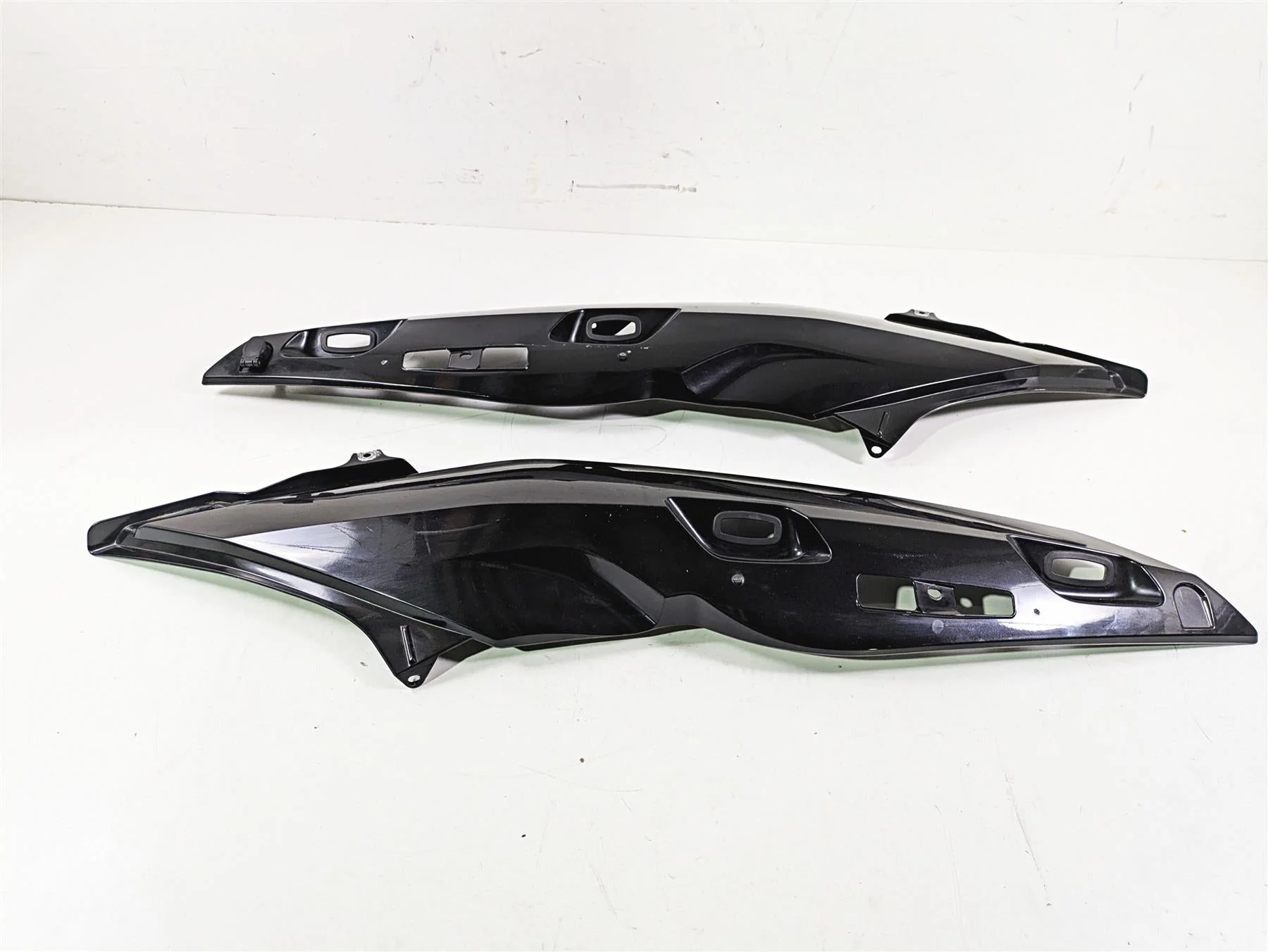 2009 BMW R1200RT K26 Tail Fairing Cover Cowl Set 46637681571 46637681572 - Image 3