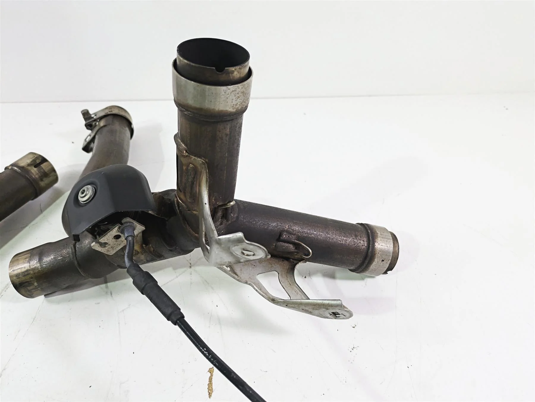 2009 Ducati Monster 1100 S Exhaust Header & Servo Motor Set 57211551B 59340301A - Image 3