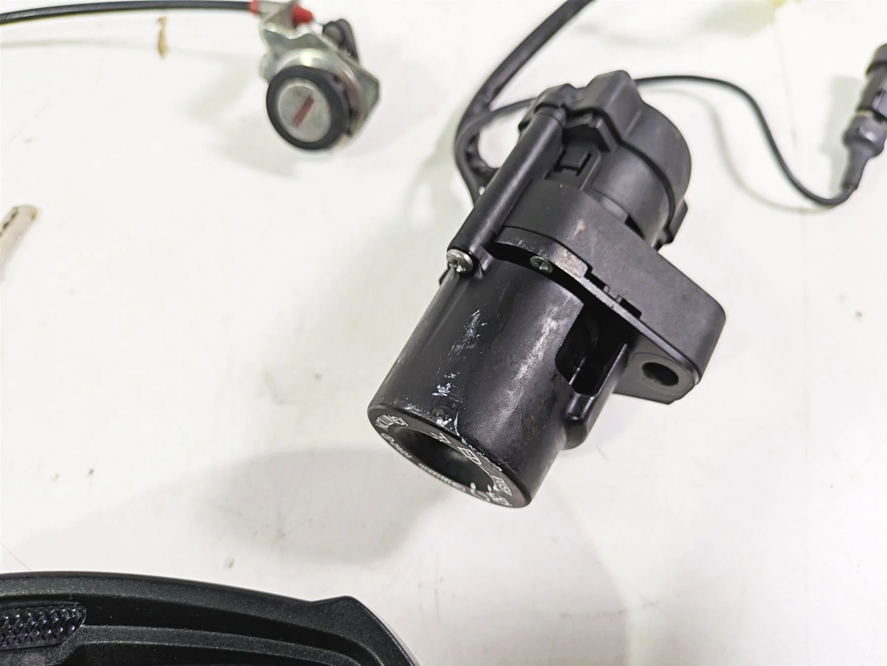 2009 Ducati Monster 1100 S Speedometer Gauge 19K Ignition Switch Key 40610703A - Image 5