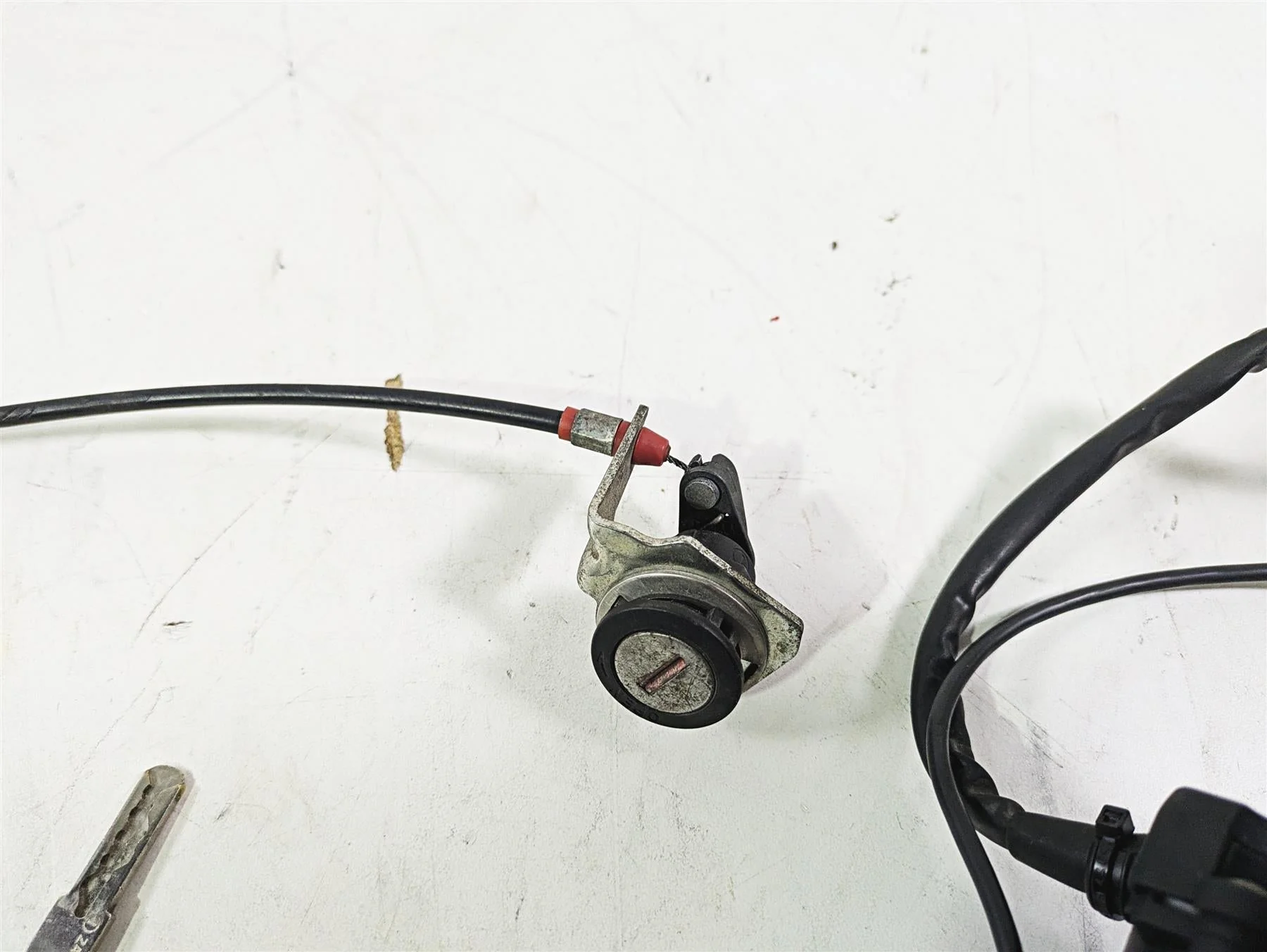 2009 Ducati Monster 1100 S Speedometer Gauge 19K Ignition Switch Key 40610703A - Image 6