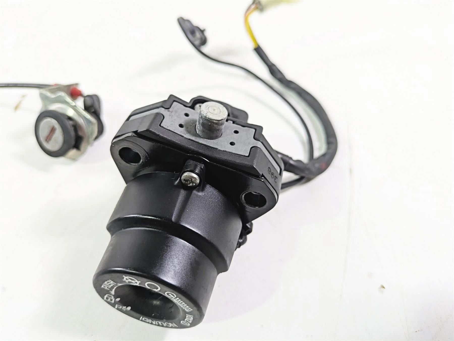 2009 Ducati Monster 1100 S Speedometer Gauge 19K Ignition Switch Key 40610703A - Image 8