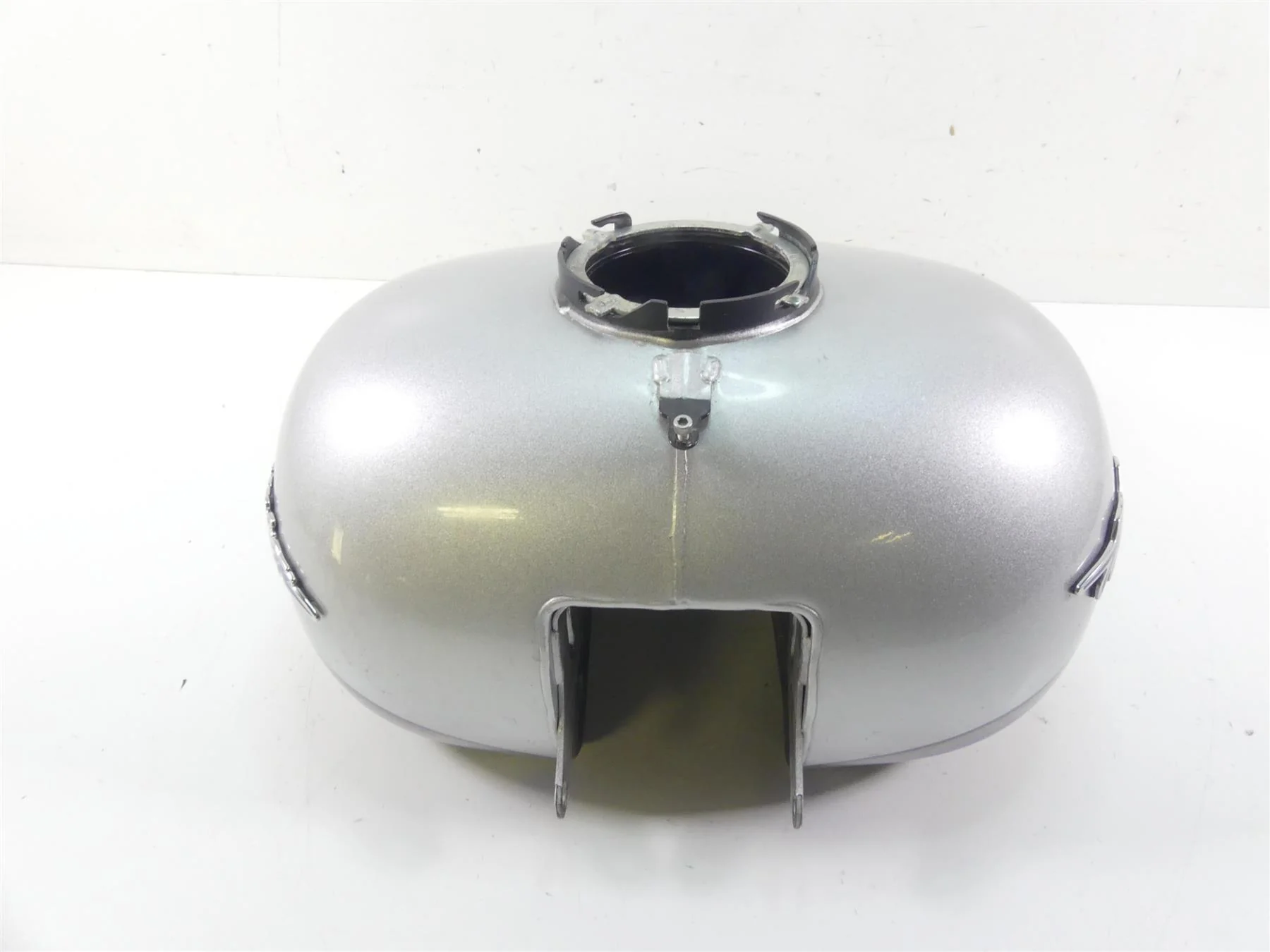 2009 Harley FLHTCU SE4 CVO E-Glide Nice Fuel Gas Tank Stardust Silver 61356-08 - Image 4