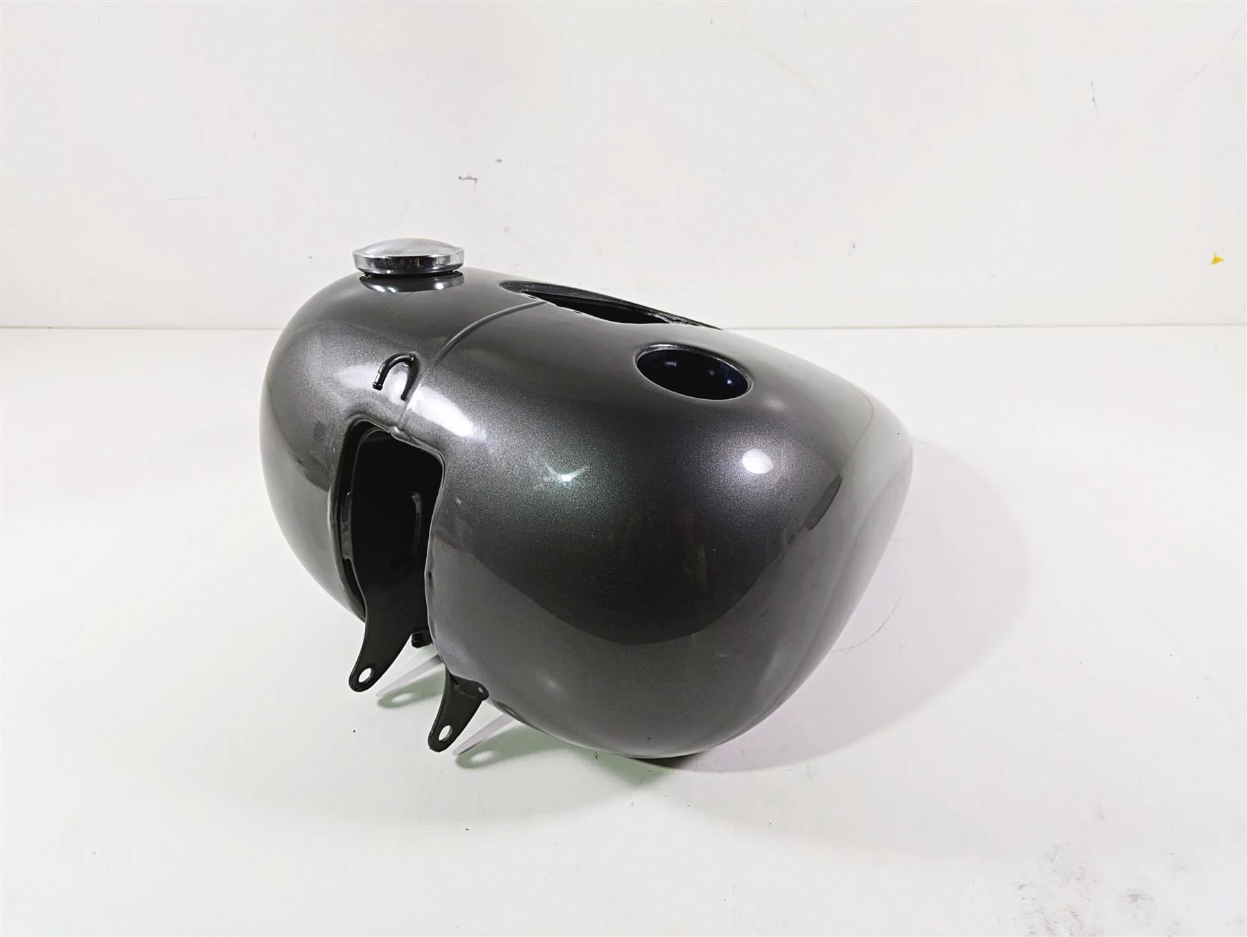 2009 Harley FLSTSB Cross Bones Fuel Gas Petrol Tank - Read 61000800 - Image 12