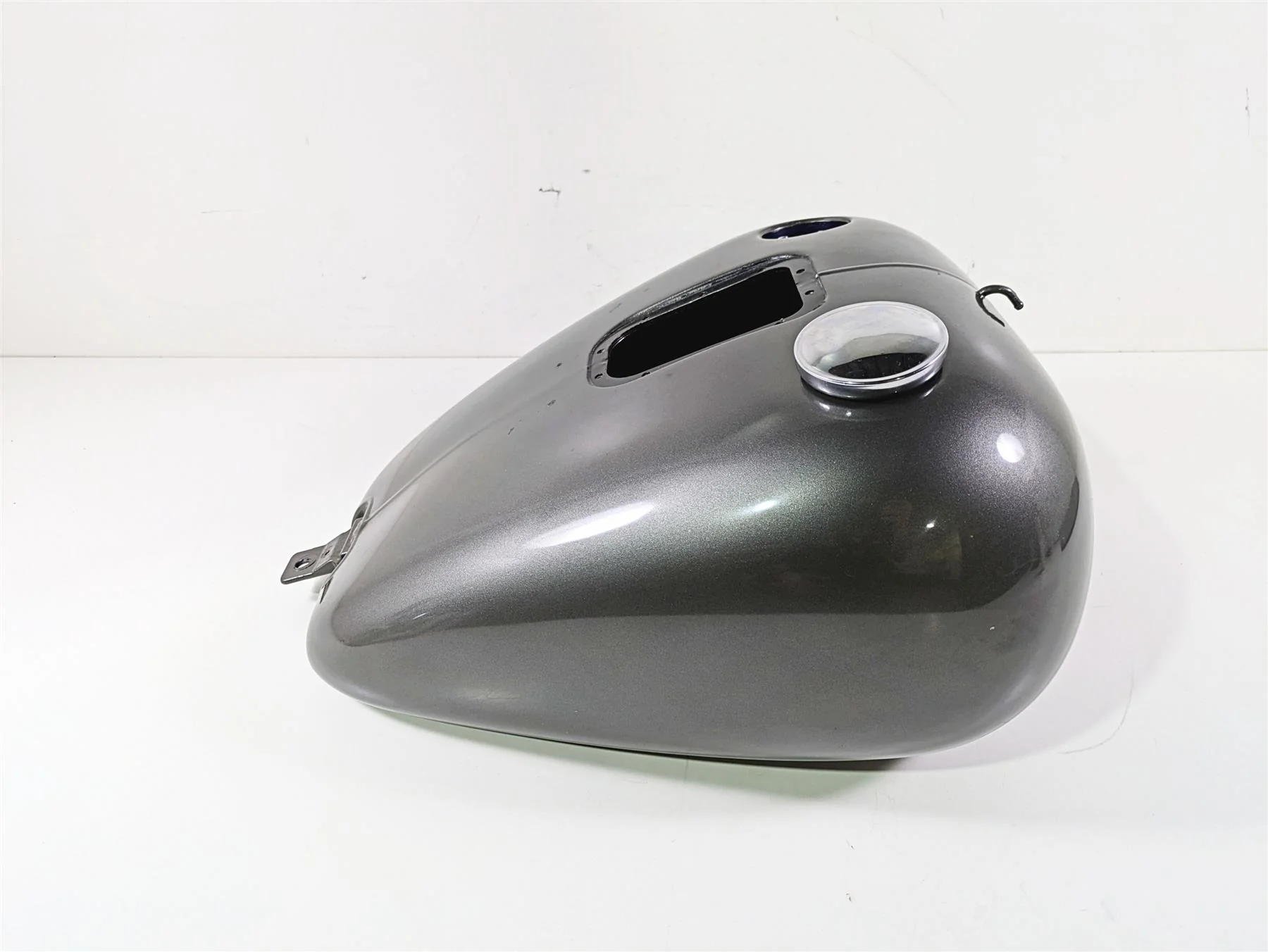 2009 Harley FLSTSB Cross Bones Fuel Gas Petrol Tank - Read 61000800 - Image 3