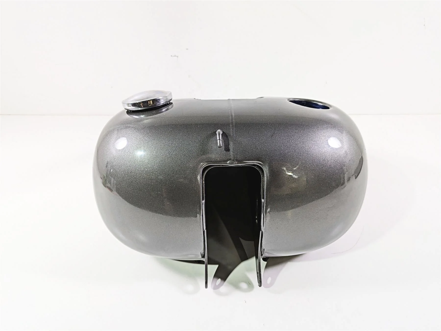 2009 Harley FLSTSB Cross Bones Fuel Gas Petrol Tank - Read 61000800 - Image 4