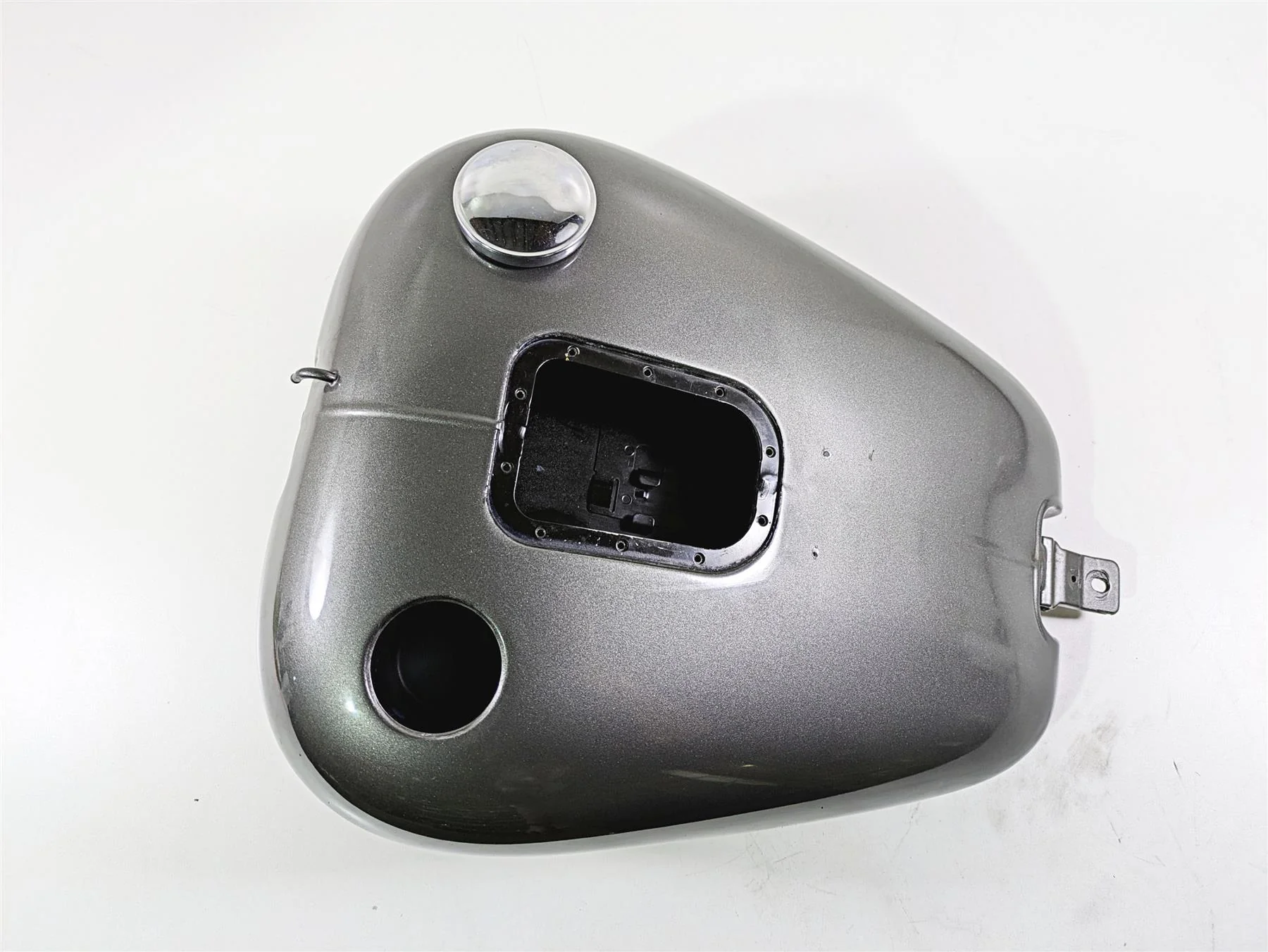 2009 Harley FLSTSB Cross Bones Fuel Gas Petrol Tank - Read 61000800 - Image 5