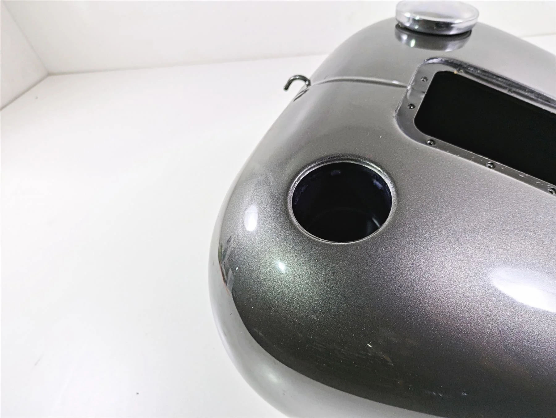 2009 Harley FLSTSB Cross Bones Fuel Gas Petrol Tank - Read 61000800 - Image 7