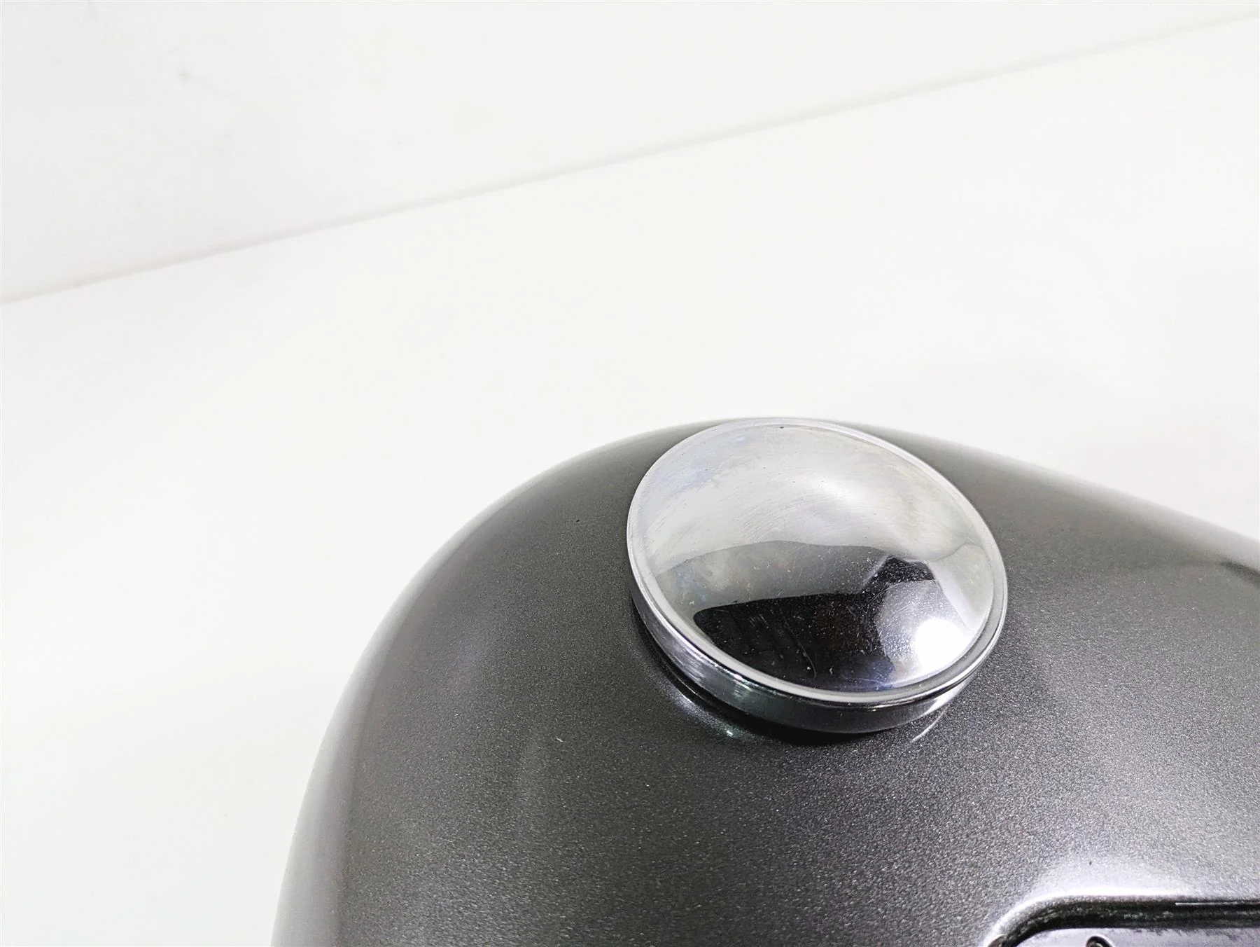 2009 Harley FLSTSB Cross Bones Fuel Gas Petrol Tank - Read 61000800 - Image 8