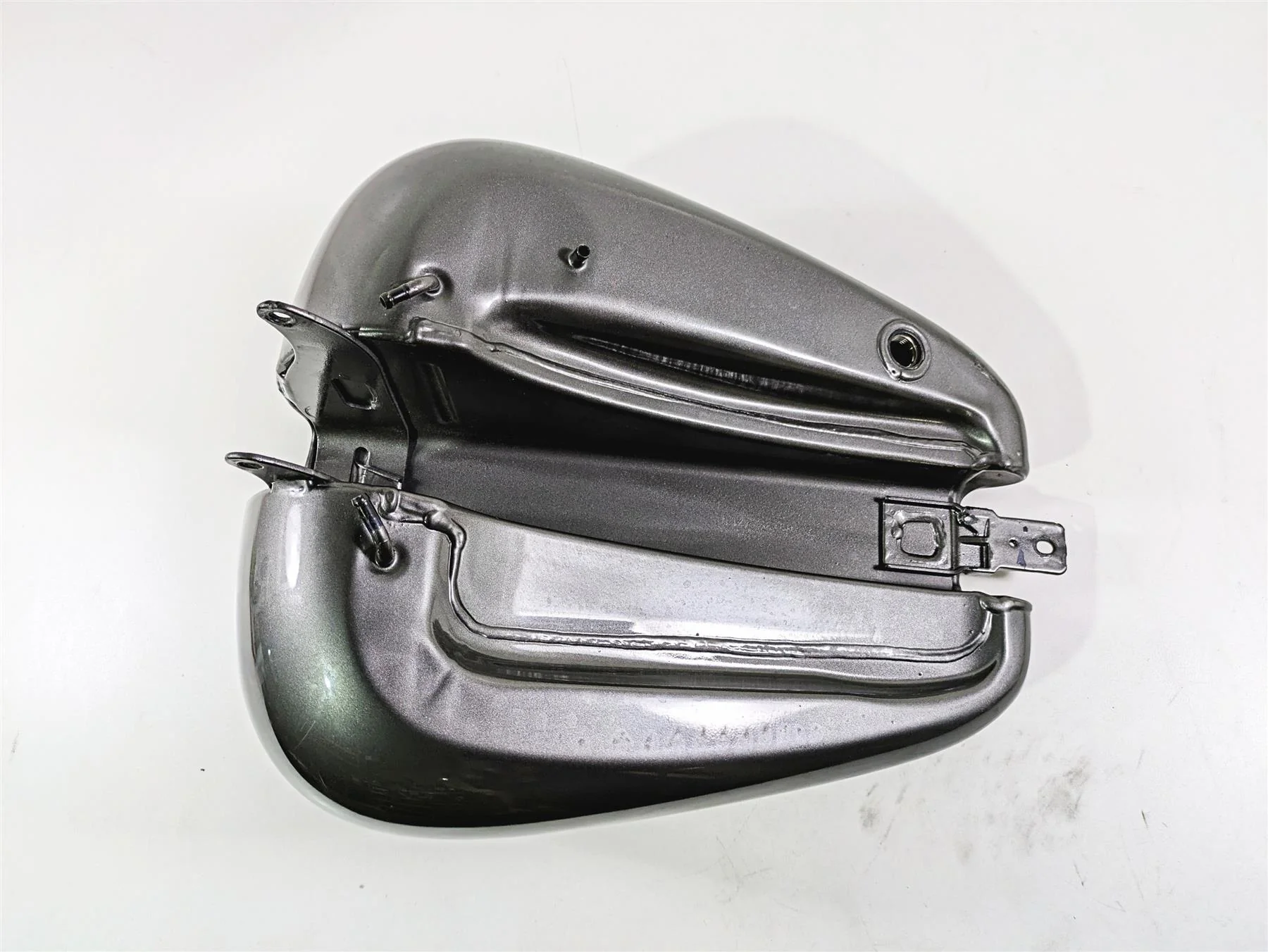 2009 Harley FLSTSB Cross Bones Fuel Gas Petrol Tank - Read 61000800 - Image 9