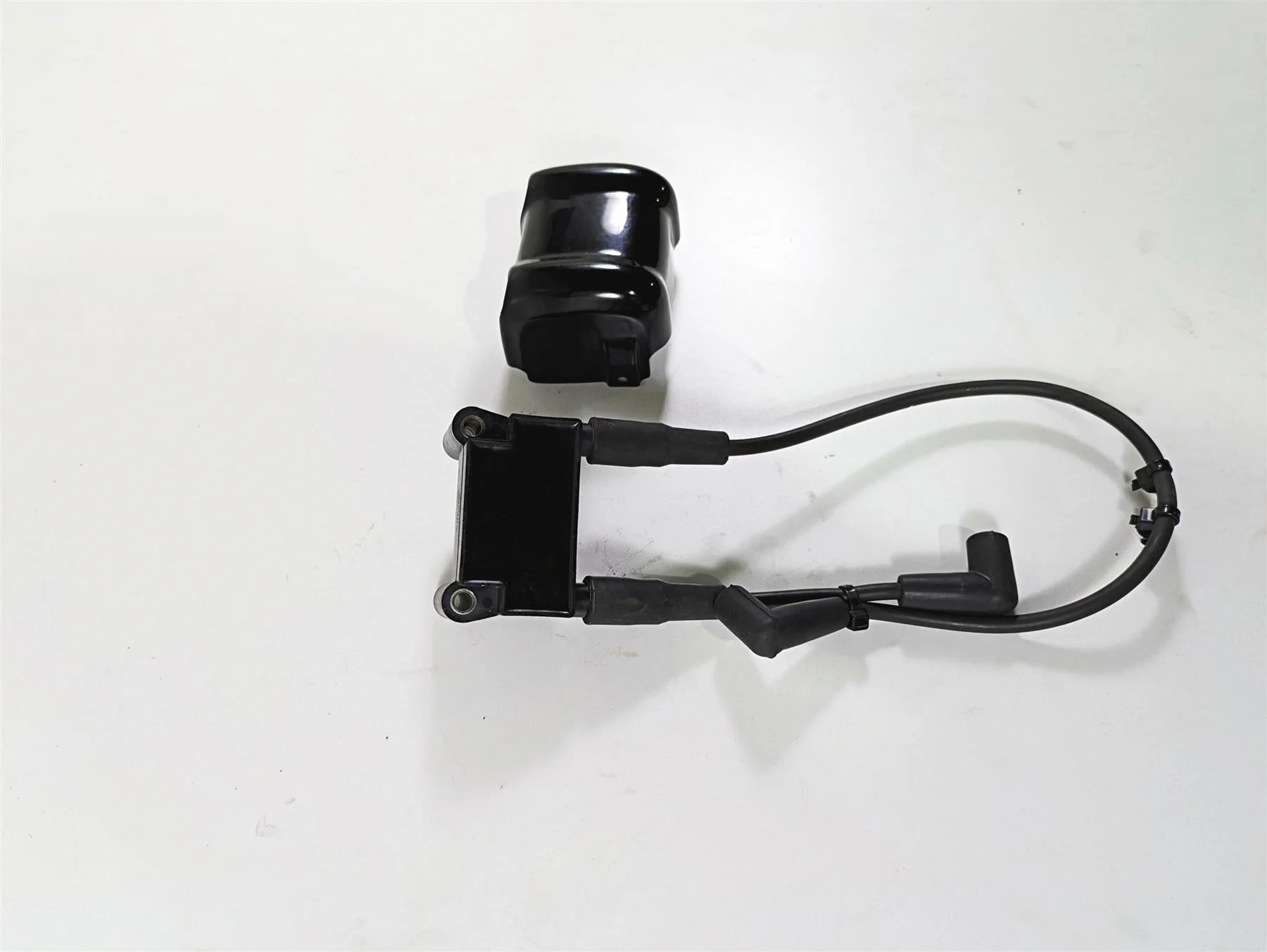 2009 Harley FLSTSB Cross Bones Ignition Coil & Gloss Black Cover 31696-07A - Image 2