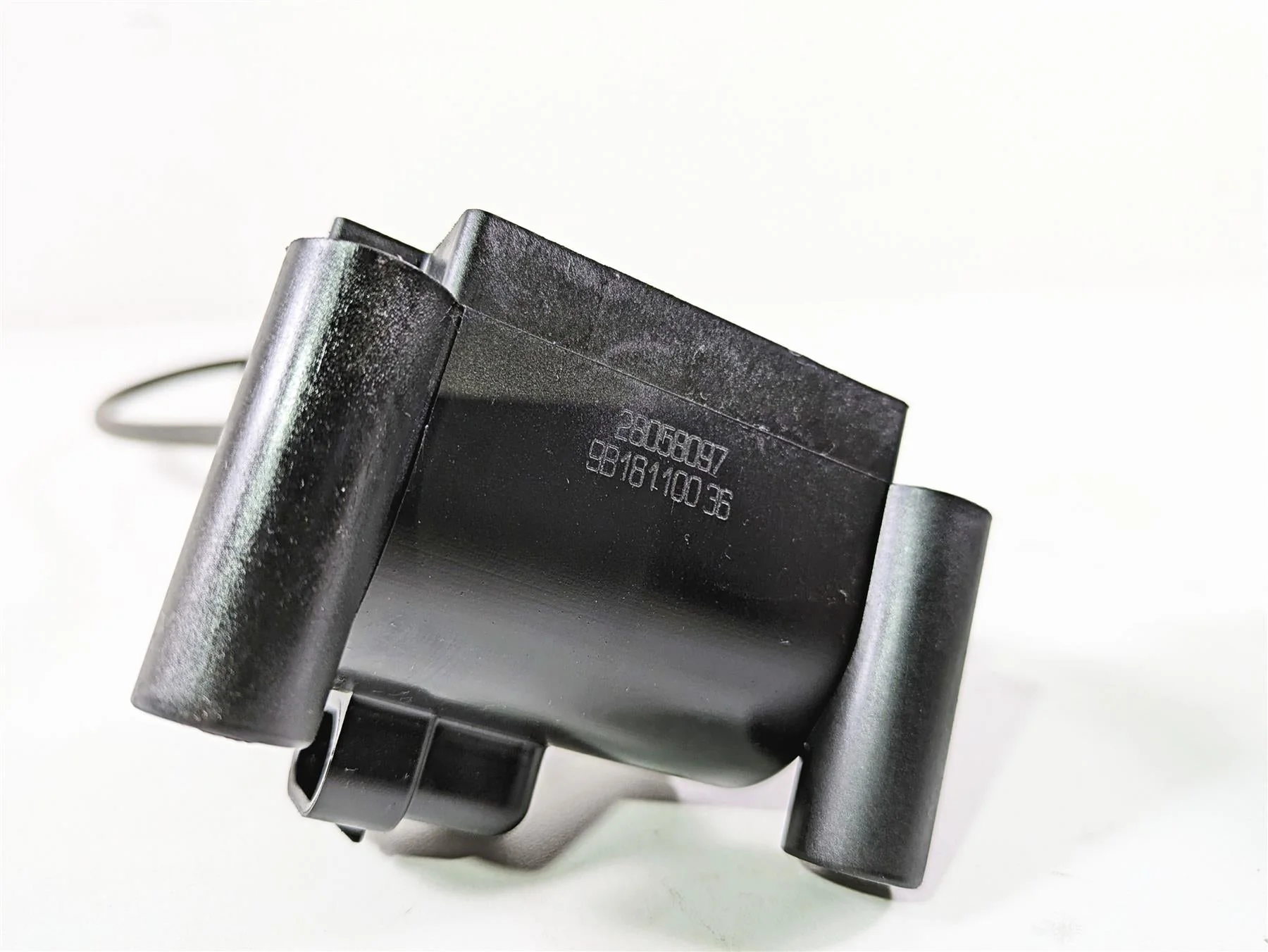 2009 Harley FLSTSB Cross Bones Ignition Coil & Gloss Black Cover 31696-07A - Image 6