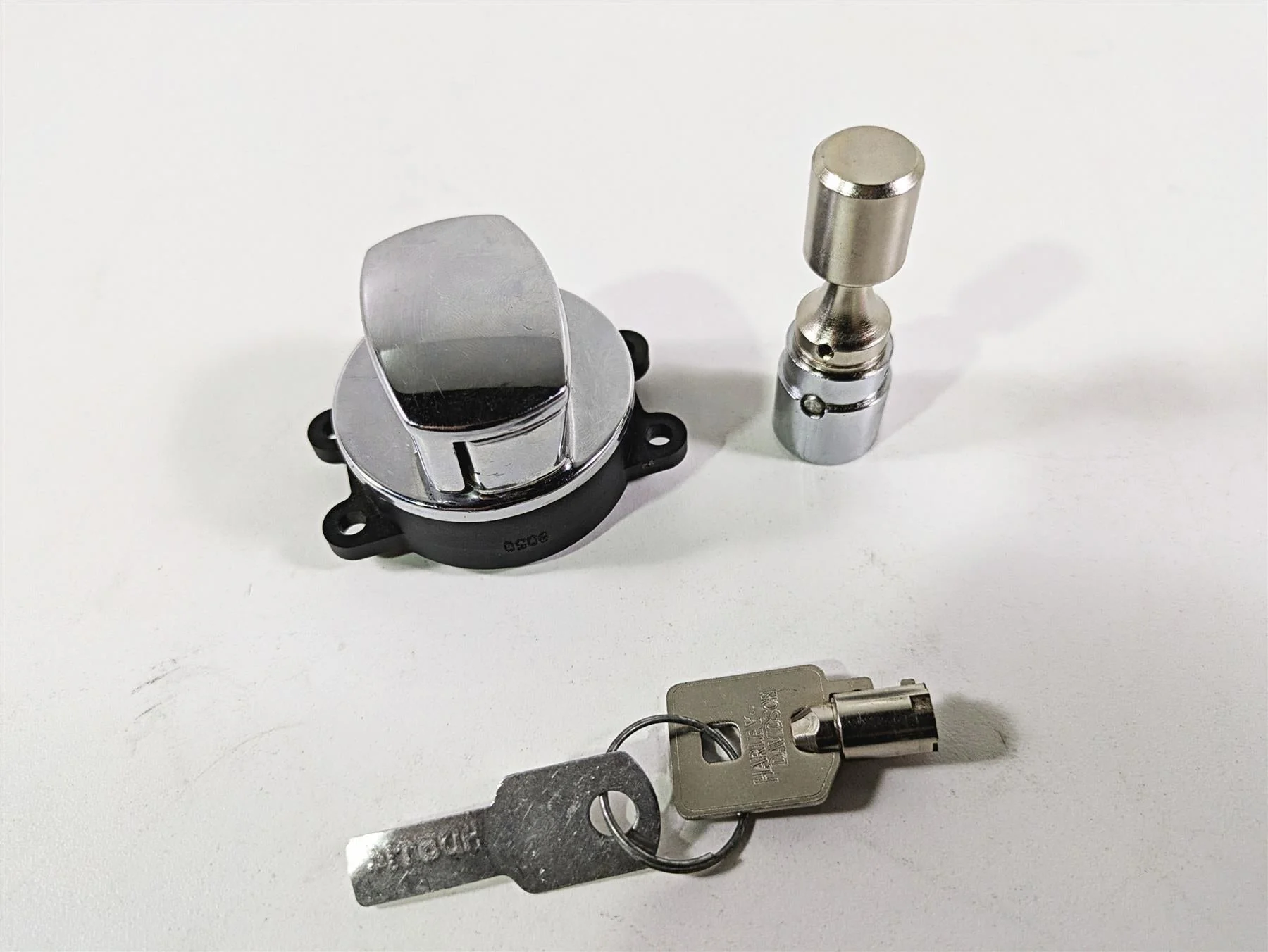 2009 Harley FLSTSB Cross Bones Ignition Switch Key Fork Lock Set 71450-04 - Image 12