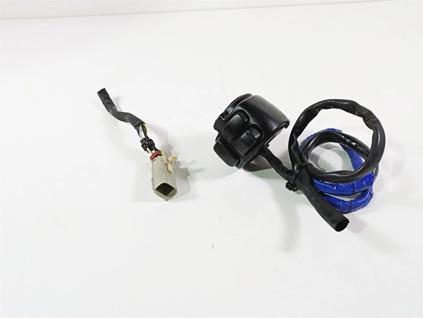 2009 Harley FLSTSB Cross Bones Left Hand Control Switch - Read 71682-06A - Image 12