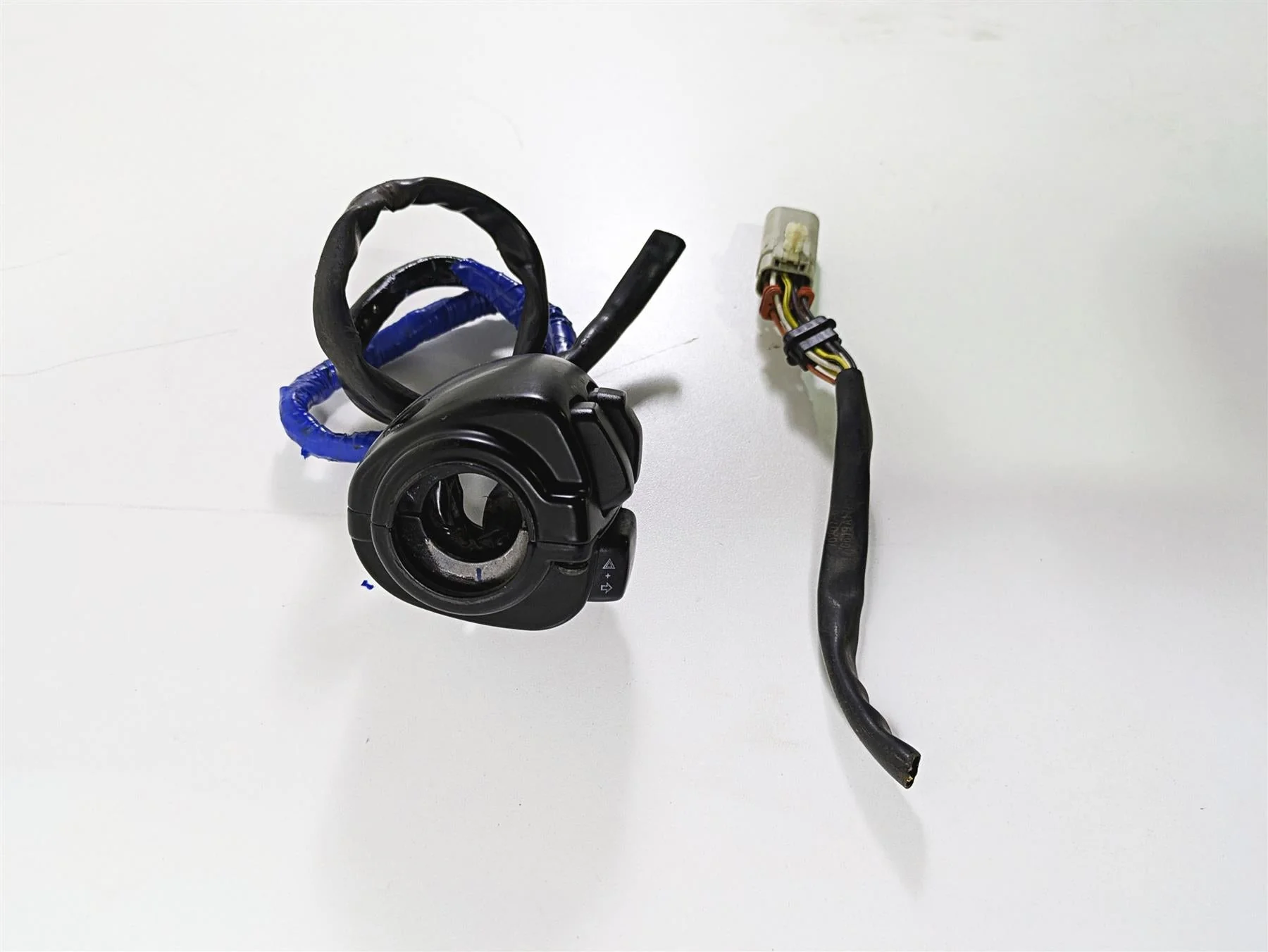 2009 Harley FLSTSB Cross Bones Left Hand Control Switch - Read 71682-06A - Image 2