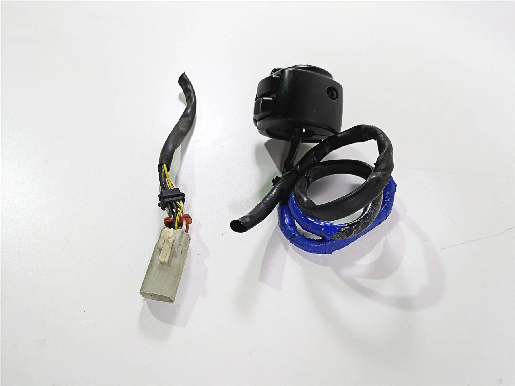 2009 Harley FLSTSB Cross Bones Left Hand Control Switch - Read 71682-06A - Image 3