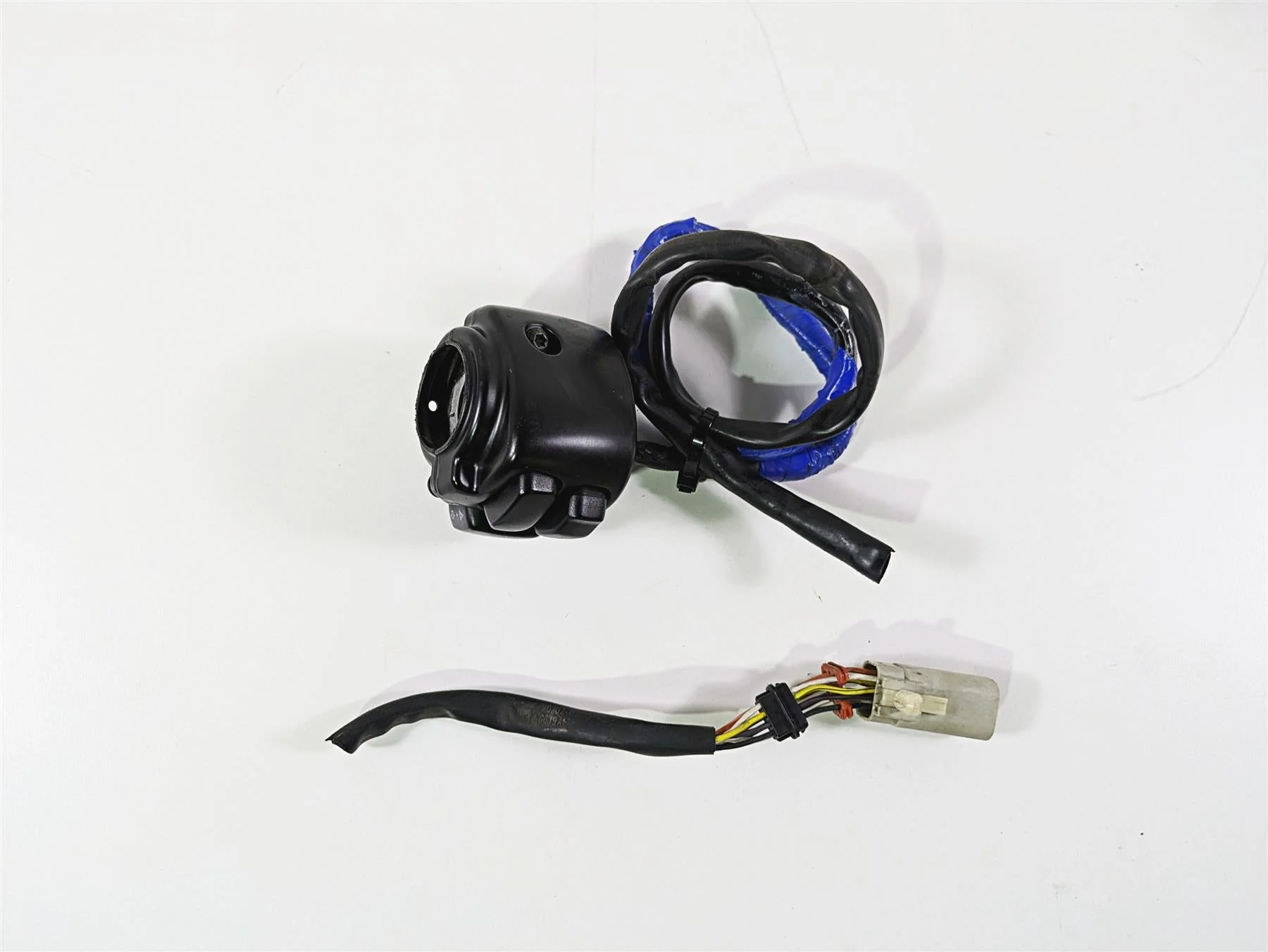 2009 Harley FLSTSB Cross Bones Left Hand Control Switch - Read 71682-06A - Image 4