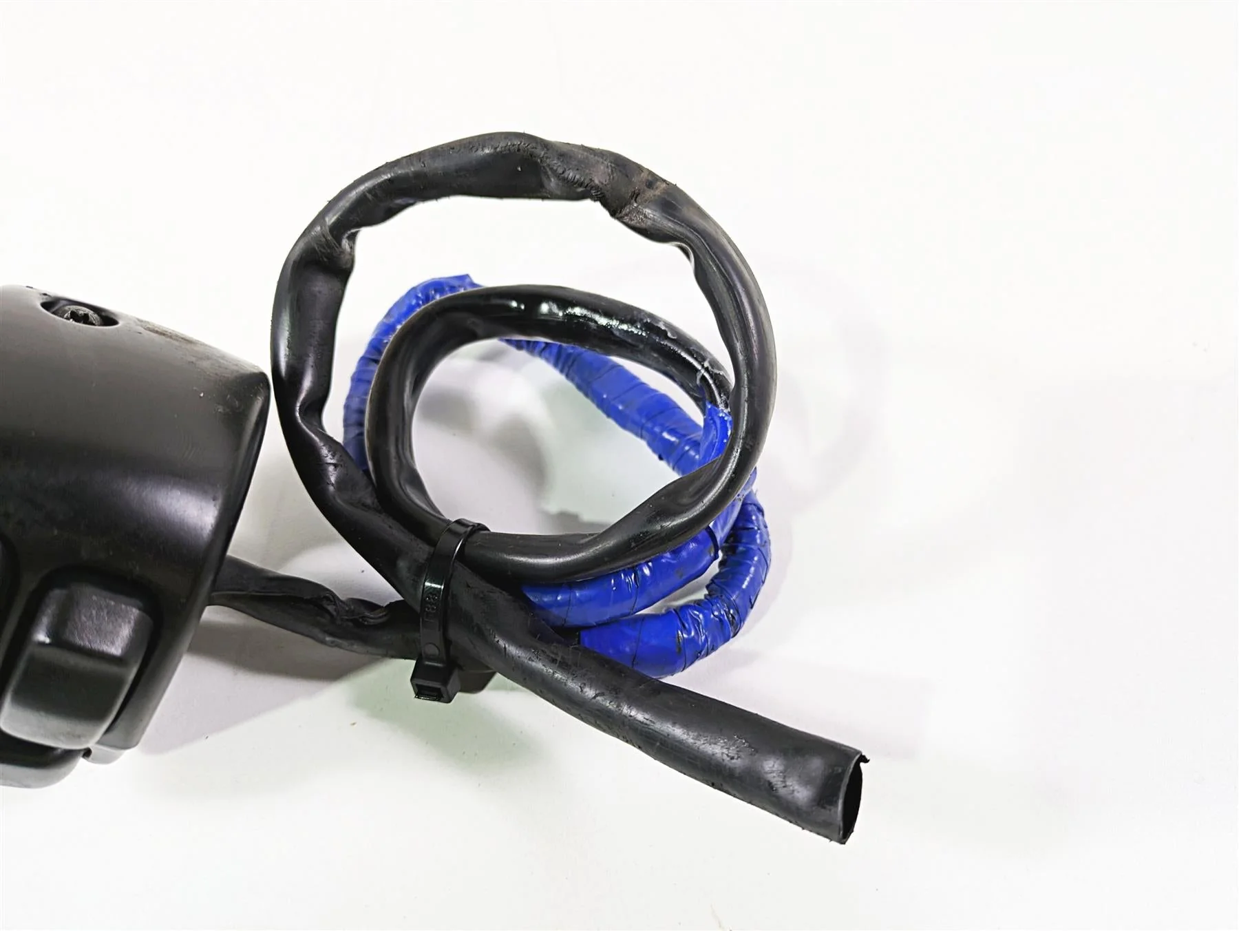 2009 Harley FLSTSB Cross Bones Left Hand Control Switch - Read 71682-06A - Image 7