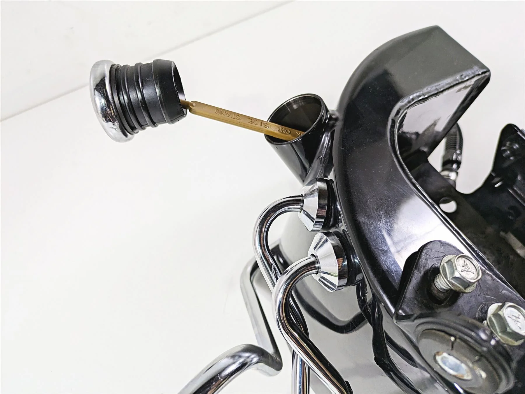 2009 Harley FLSTSB Cross Bones Oil Tank Reservoir & Lines - No Leaks 62507-09DH - Image 9