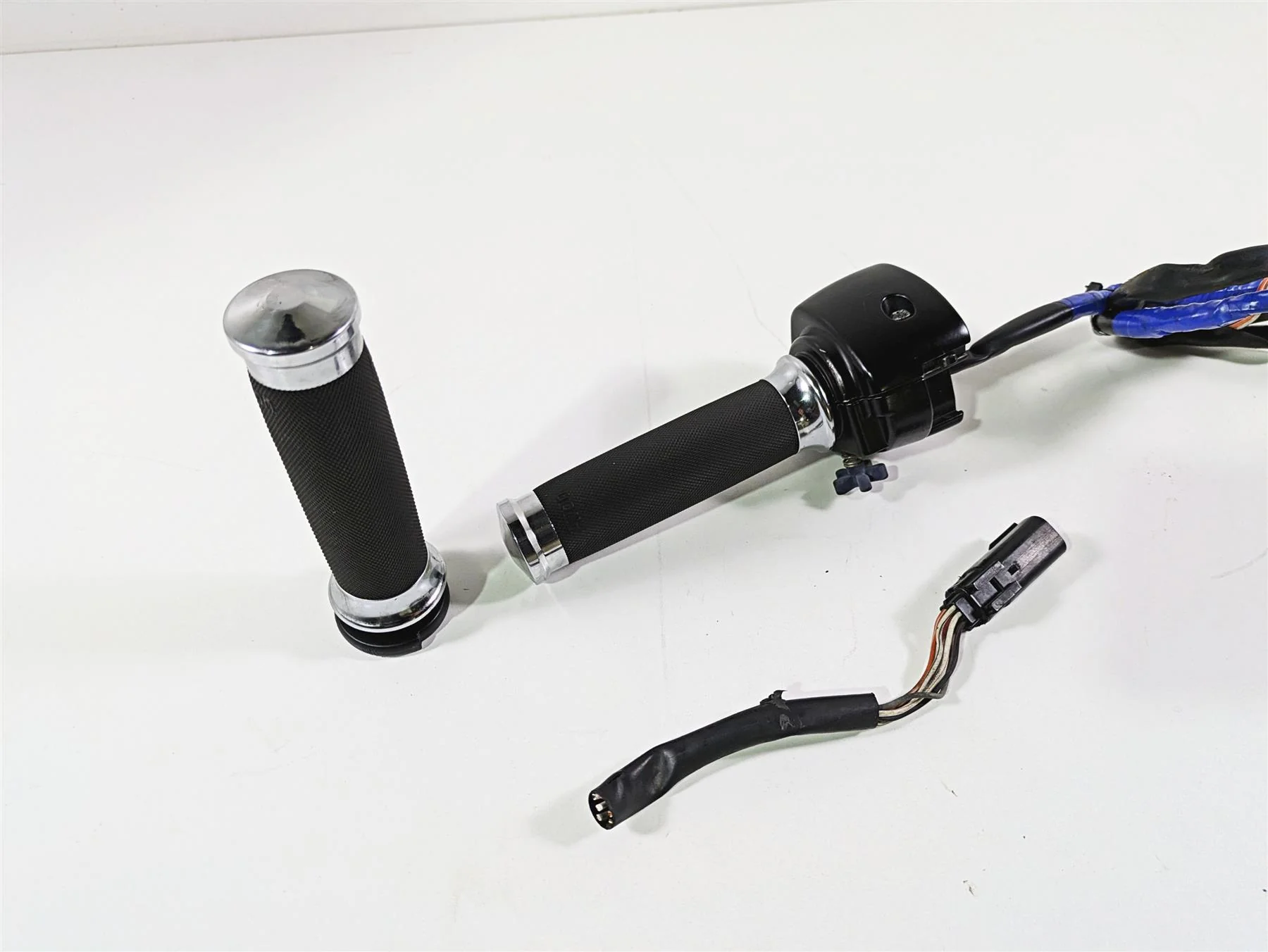 2009 Harley FLSTSB Cross Bones Right Hand Control Switch - Read 71684-06A - Image 11