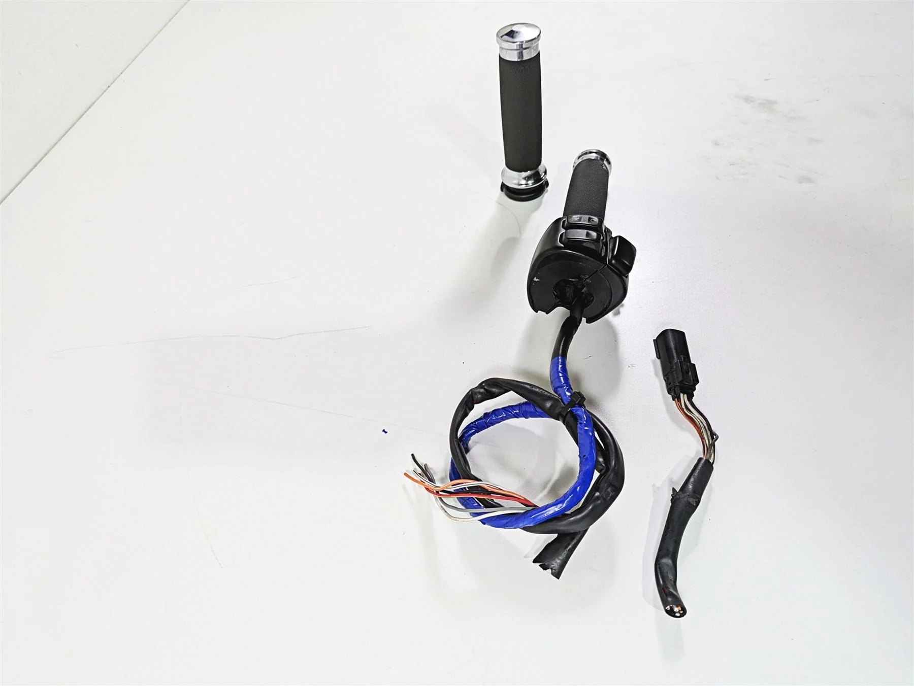 2009 Harley FLSTSB Cross Bones Right Hand Control Switch - Read 71684-06A - Image 2
